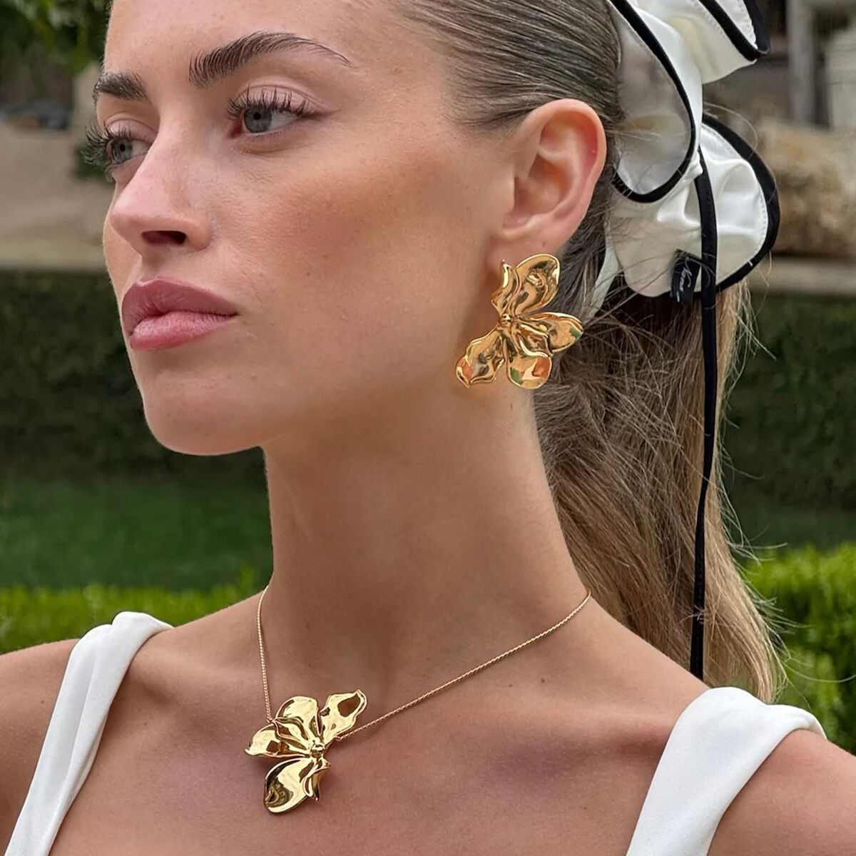 Elegantes, wasserfestes Schmuckset aus Edelstahl in Goldfarbe mit Blumenmotiv für Damen 2