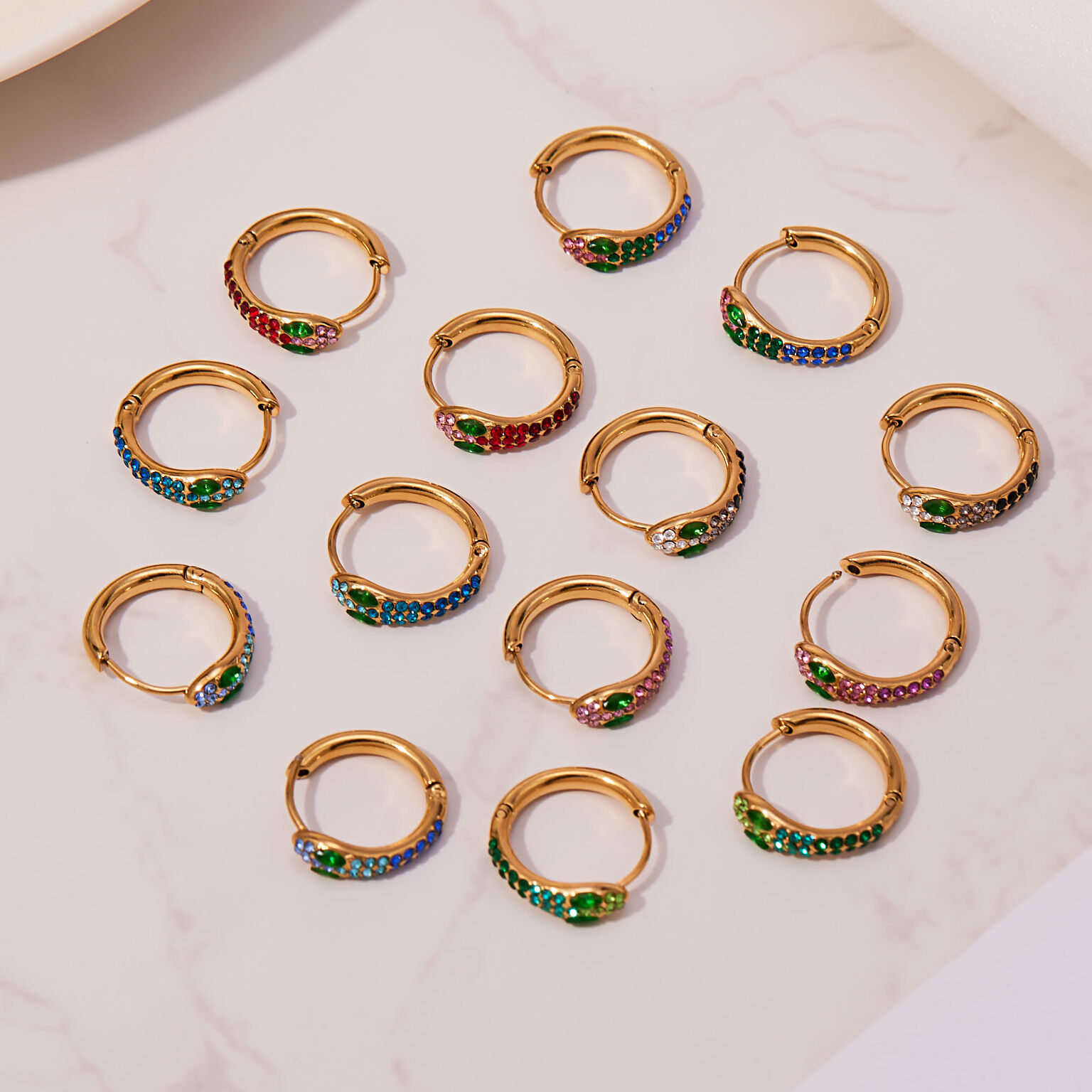 1 paio di orecchini a cerchio da donna in acciaio inossidabile con zirconi glamour e serpente, impermeabili, color oro 2