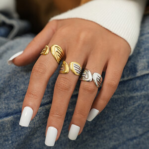 1 Stück Simple Series Unregelmäßig geformter Edelstahl Wasserdichter Goldfarbener Statement-Ring für Damen h5 Bild4