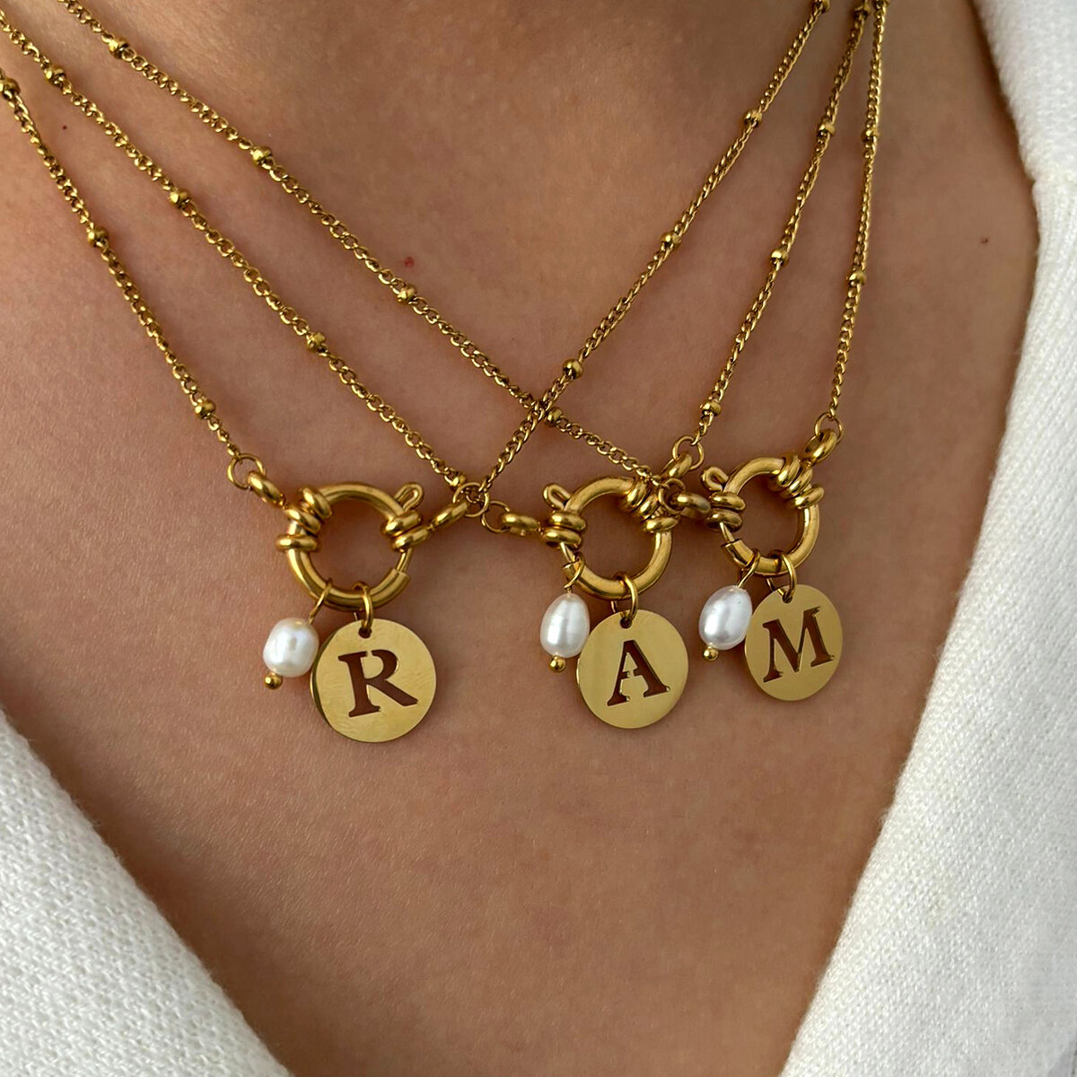 Collana con ciondolo di perle color oro impermeabile in acciaio inossidabile con lettera da 1 pezzo