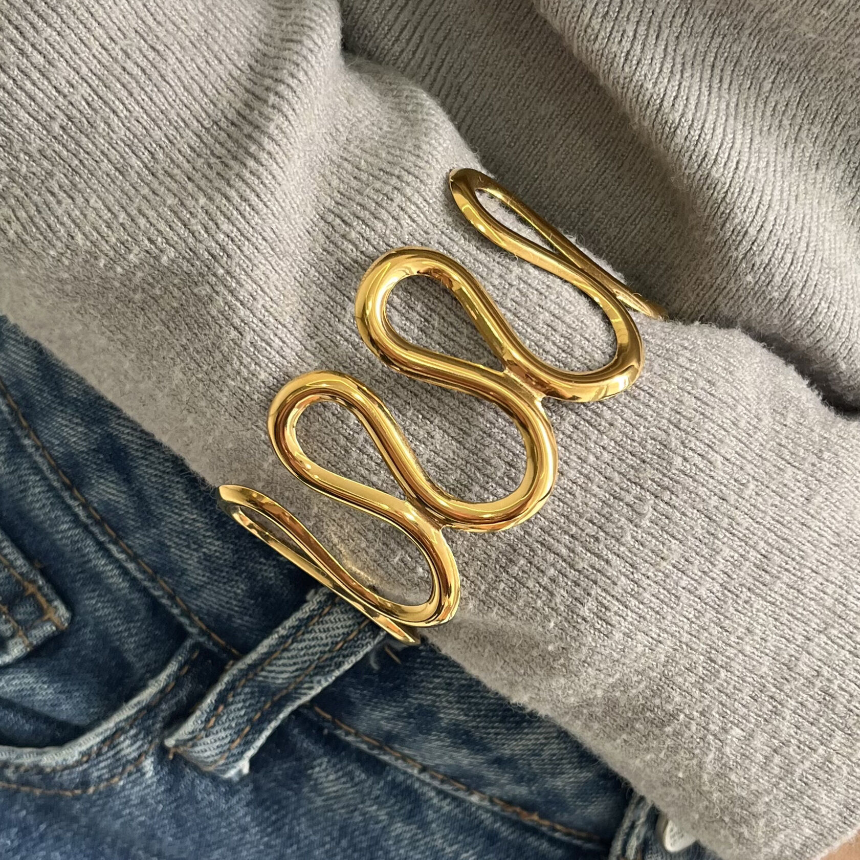 1 Stück klassisches, wellenförmiges, wasserdichtes Armreif-Armband aus Edelstahl in Goldfarbe für Damen h5Bild4