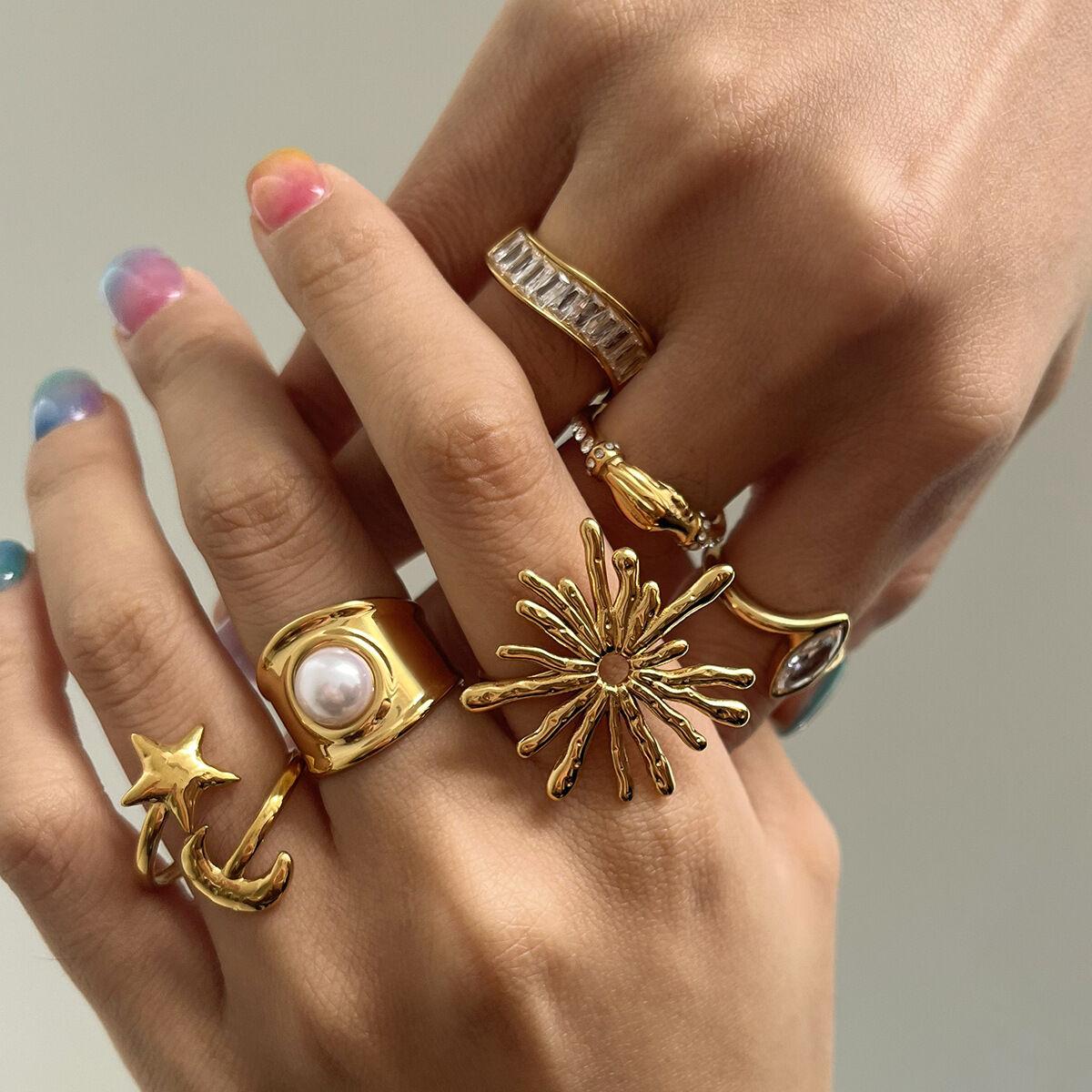 1 pezzo di anello con sole in acciaio inossidabile color oro impermeabile