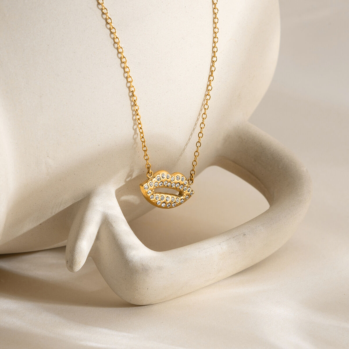 1 pezzo di collana con ciondolo da donna in acciaio inossidabile impermeabile color oro a forma di labbra sexy h5Immagine6