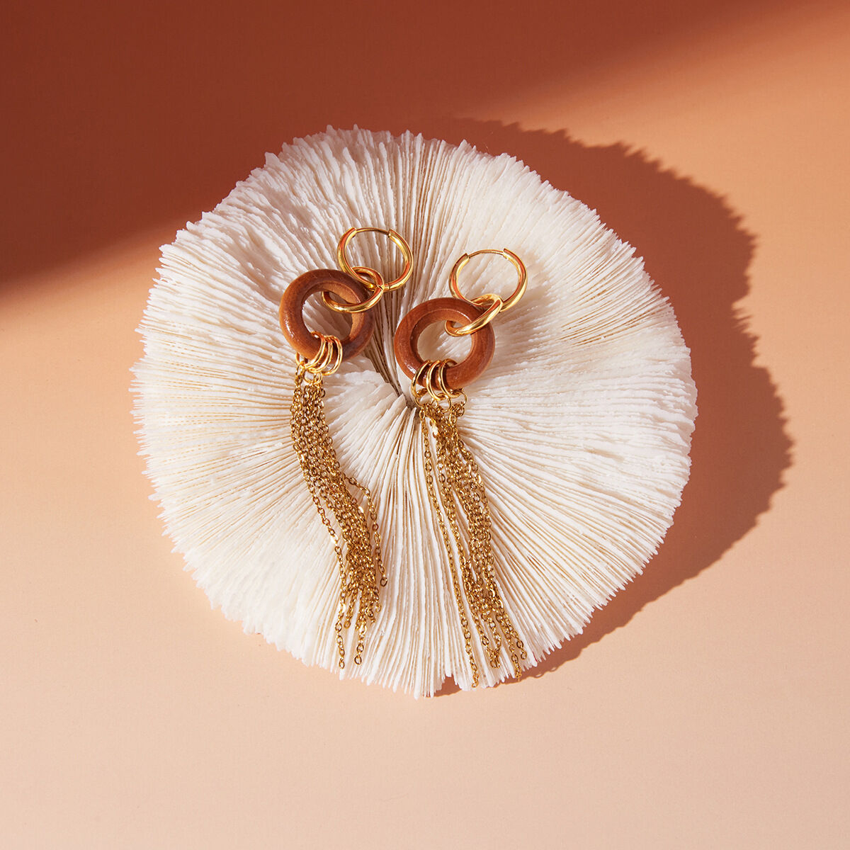 1 paio di orecchini pendenti classici da donna in acciaio inossidabile con nappa e cerchio in legno, impermeabili, color oro Immagine5