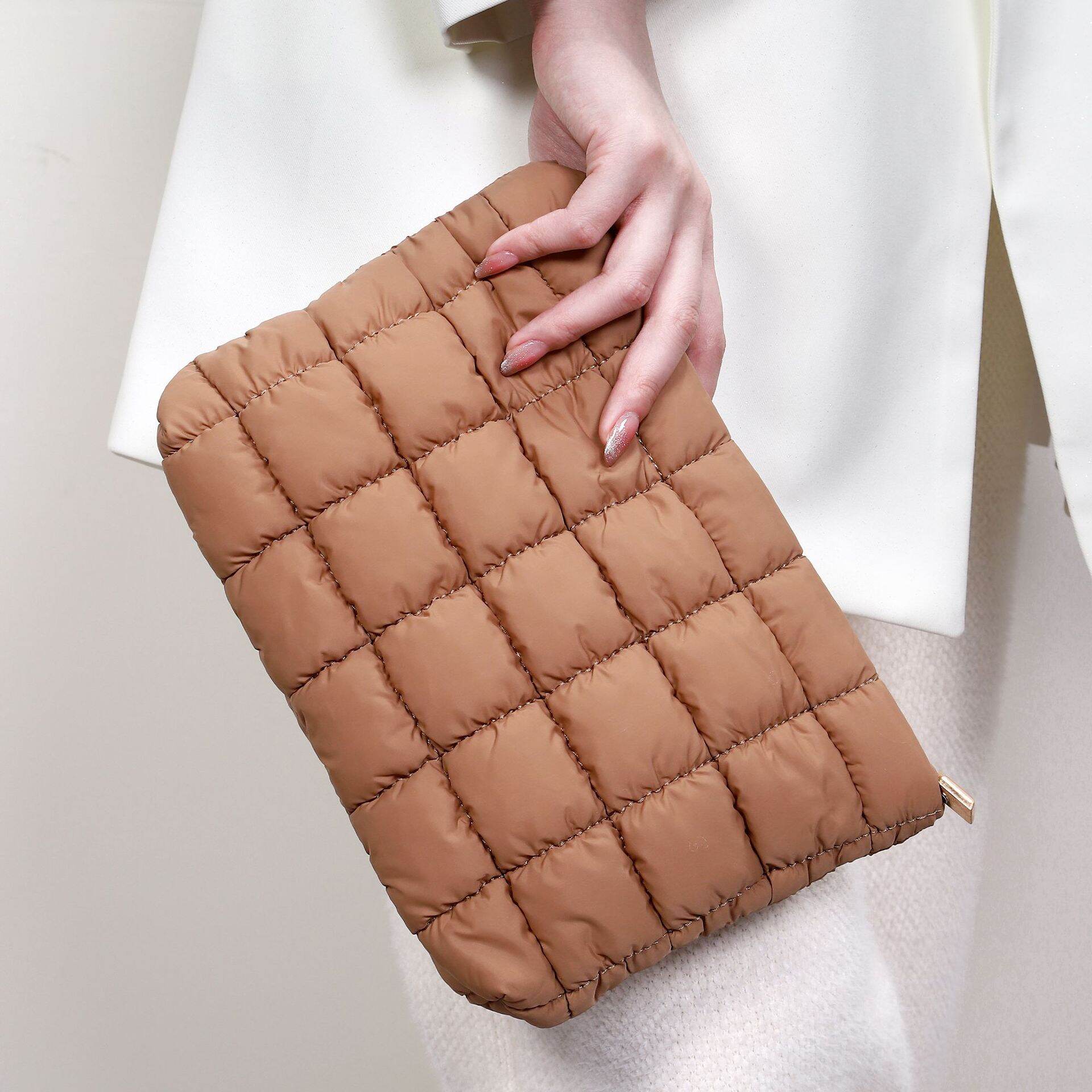 1 Piece  Solid Color Wrinkled Cloud Shaped Women's Makeup Bags 2