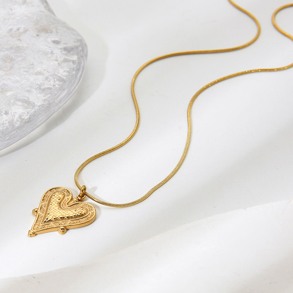 1 Piece Classic Retro Heart Chain Stainless Steel Waterproof Gold Color Women's Pendant Necklaces Picture4