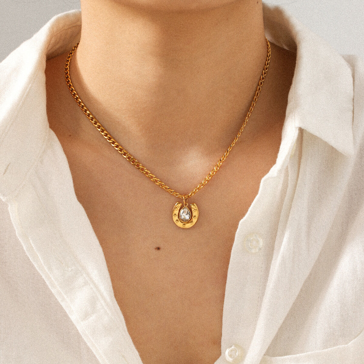 Collana con ciondolo a forma di U in zircone color oro impermeabile in acciaio inossidabile da 1 pezzo