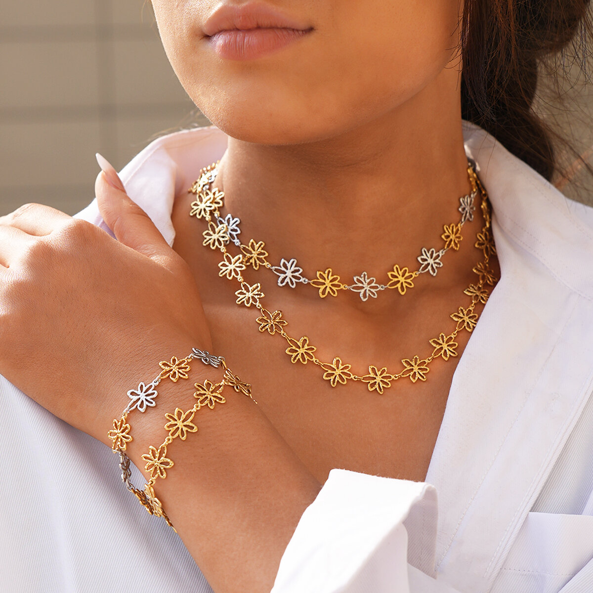 Halsketten-Sets für Damen, aus gehämmertem Edelstahl mit Blumenmotiv, wasserfest und anlaufgeschützt, goldfarben. Bild3