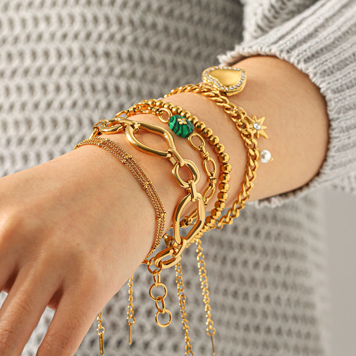 Herzförmiges Armband aus wasserdichtem Edelstahl in Goldfarbe mit Naturstein Zirkonia Bild4