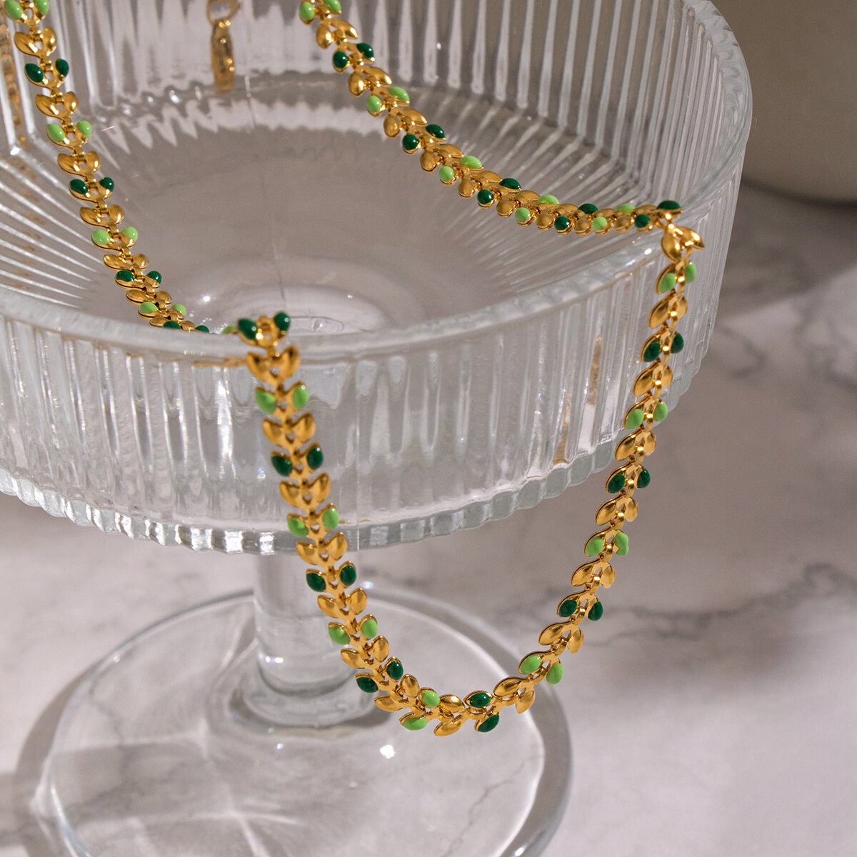 1-teilige Halskette aus emailliertem Blatt, wasserdichtem Edelstahl und goldfarbener Kette Bild3