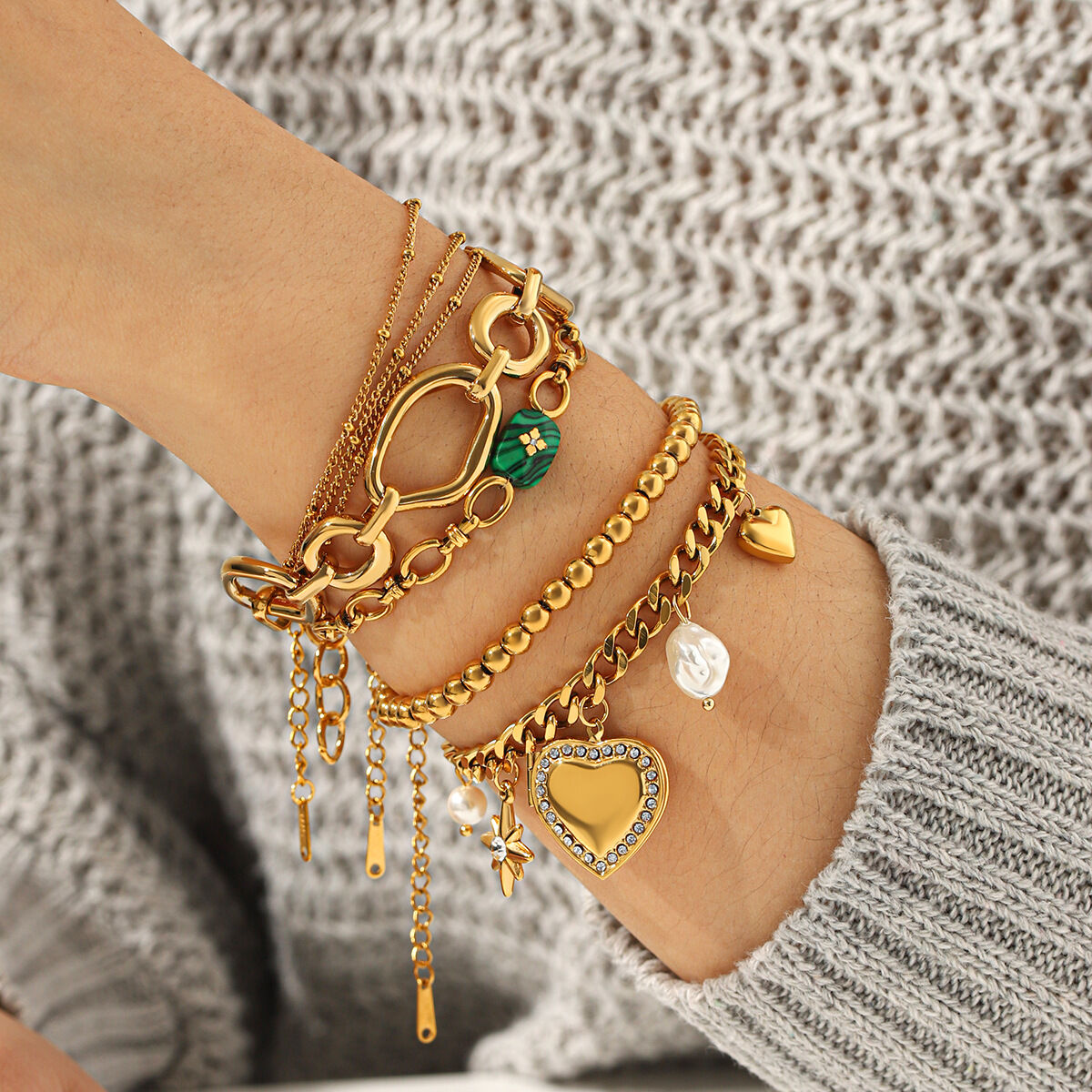 Herzförmiges Armband aus wasserdichtem Edelstahl in Goldfarbe mit Naturstein Zirkonia Bild5