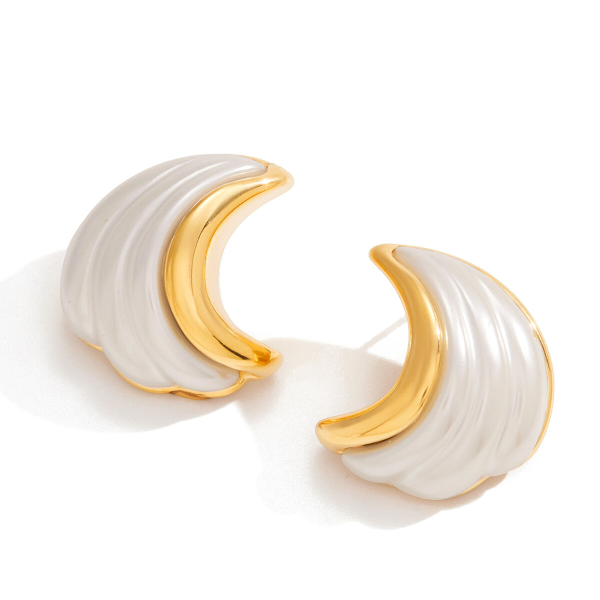 Elegante, geschwungene Ohrstecker aus Edelstahl, wasserfest, goldfarben, aus Acryl, für Damen h5 