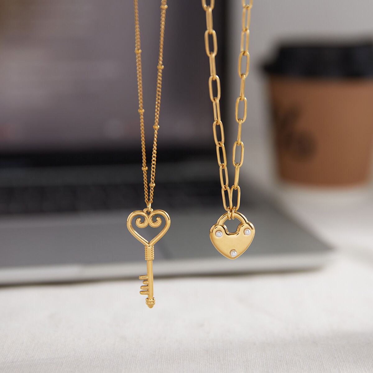 Collane con ciondolo da donna in acciaio inossidabile con chiave a forma di cuore romantico, impermeabili e anti-ossidazione, color oro h5 Immagine4