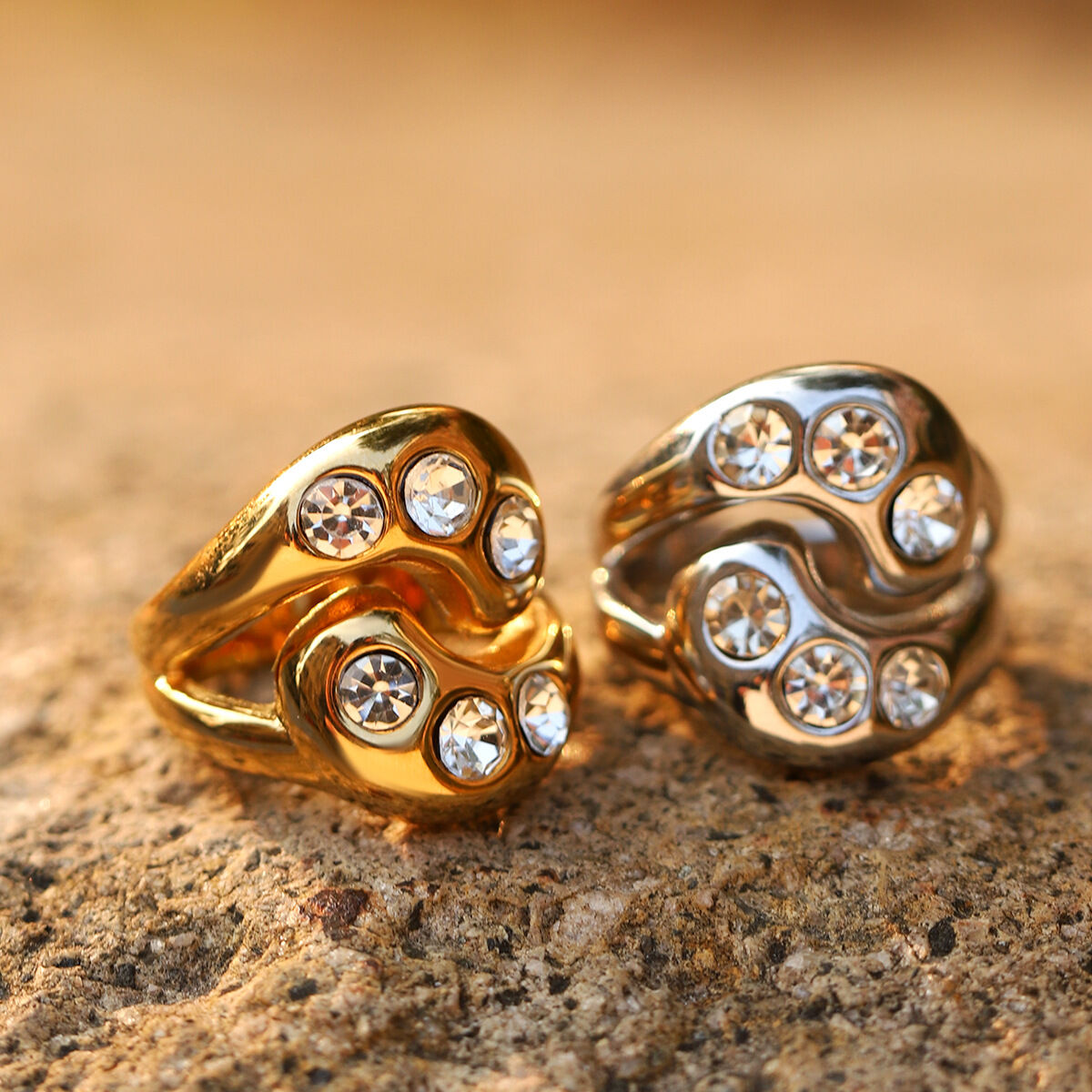Anello a forma di goccia in acciaio inossidabile impermeabile color oro con zirconi