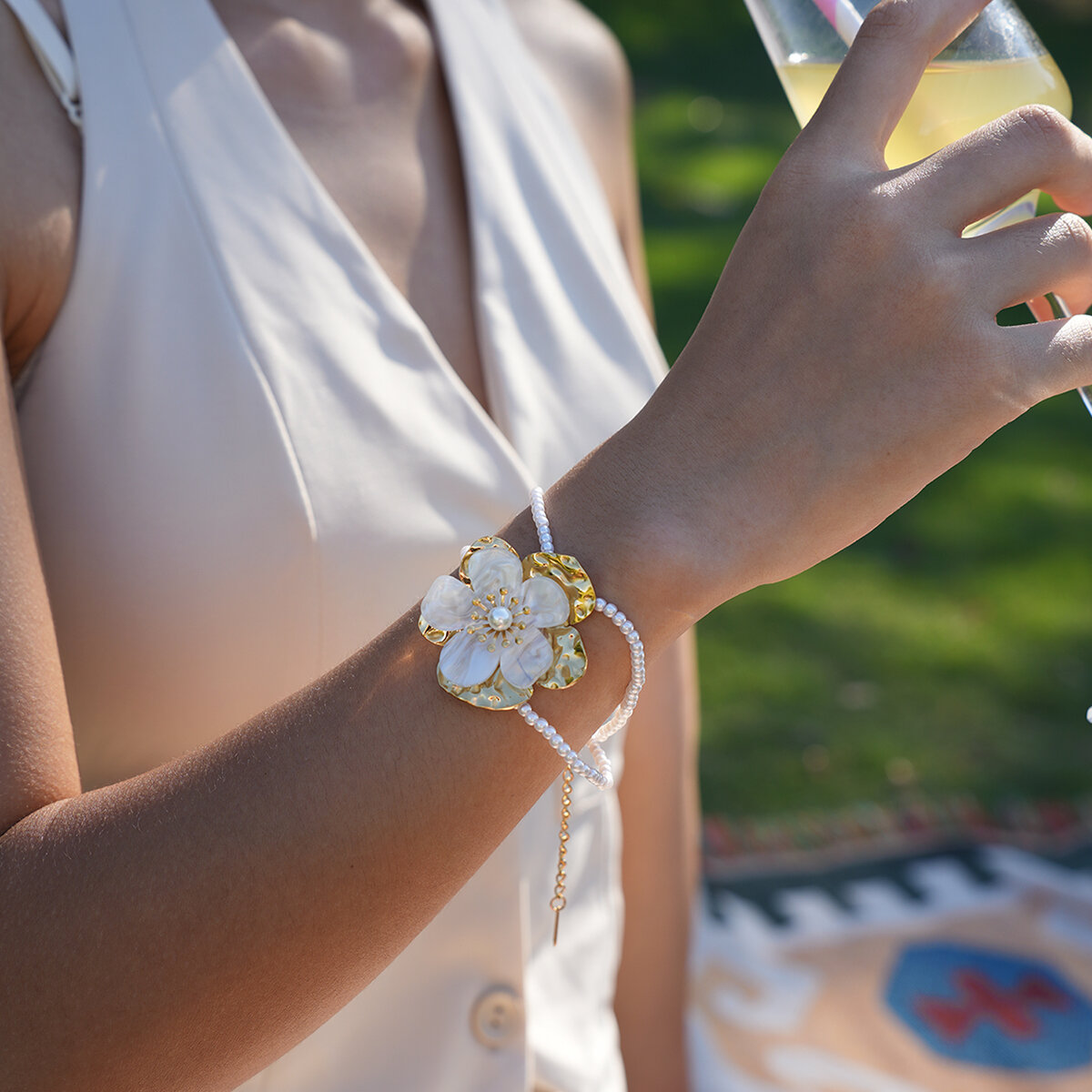 Gorgeous Flower - shaped Stainless Steel Waterproof Bracelet h5 Picture5