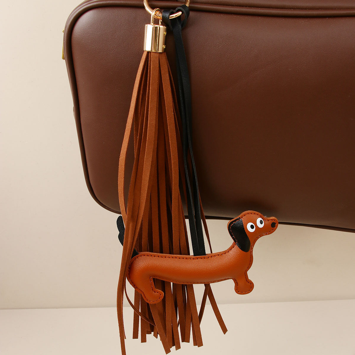 1 breloque de sac à main rétro style teckel, en PU, avec pompon (collection classique)