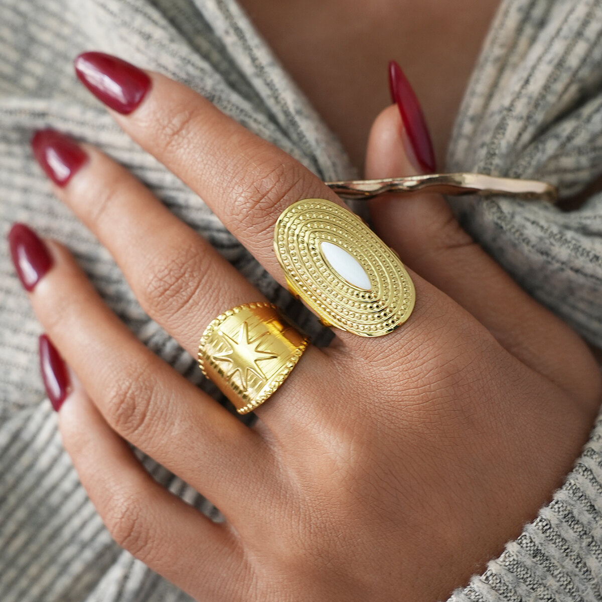 1 Stück gehämmertes, wasserfestes und anlaufgeschütztes Edelstahl-Statement-Ring in Goldfarbe für Damen h5 Bild6