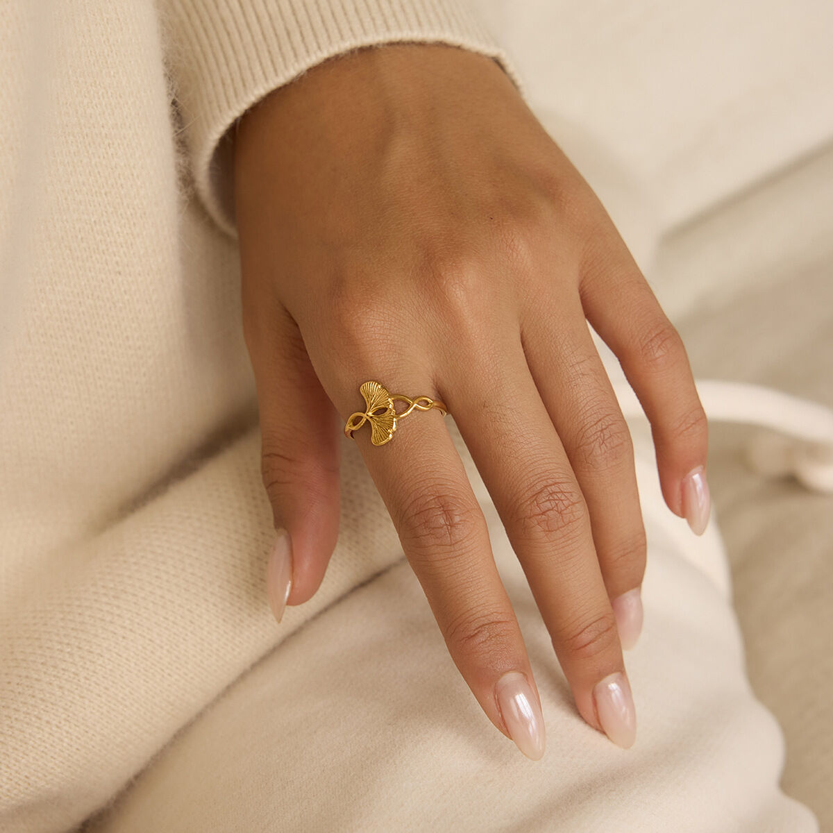 1 stuk eenvoudige, waterdichte, goudkleurige statement ring met ginkgobladmotief, roestvrij staal Afbeelding5