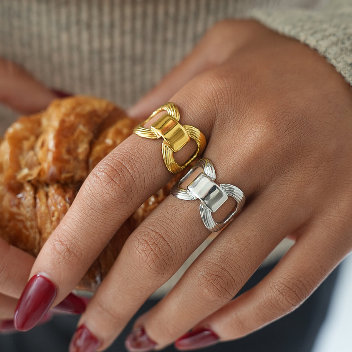 Anillos llamativos para mujer de acero inoxidable en colores combinados dorados y plateados, resistentes al agua. 2