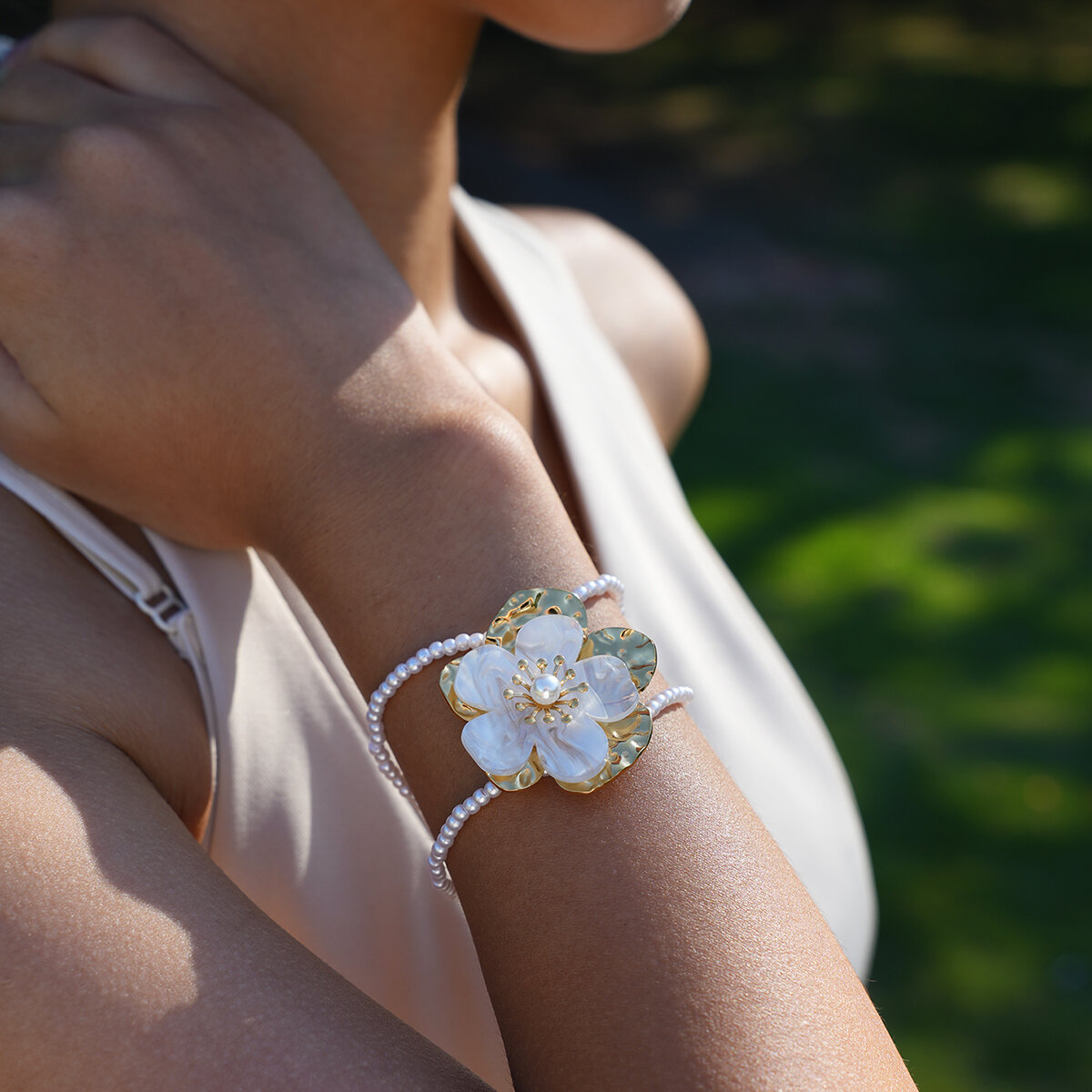Gorgeous Flower - shaped Stainless Steel Waterproof Bracelet h5 Picture6