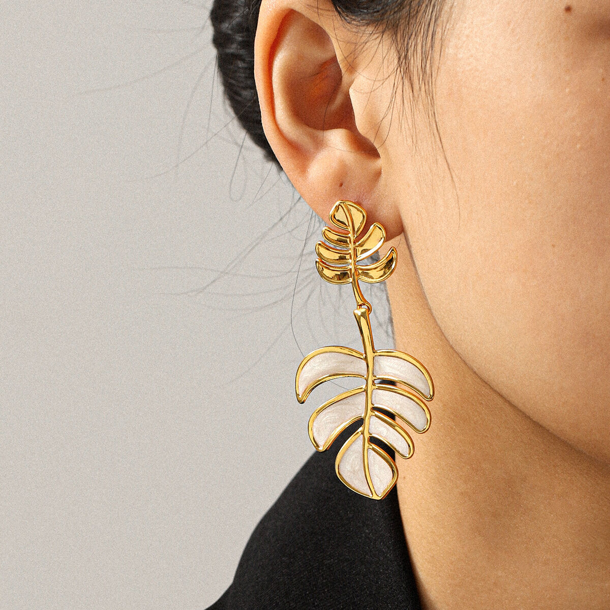 1 Paar schlichte, wasserfeste Ohrhänger aus Edelstahl in Goldfarbe mit Blättermotiv für Damen. 2