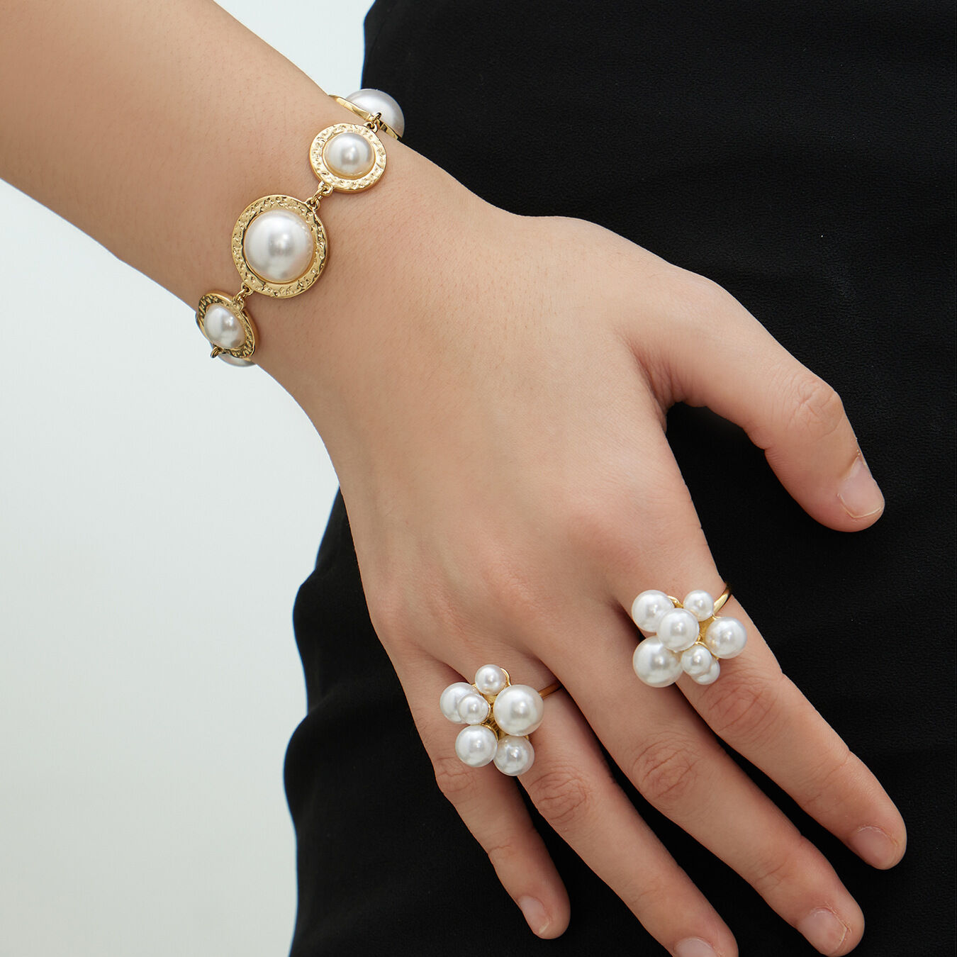 Gorgeous Circle Stainless Steel Gold Color Waterproof Anti - Tarnish Charm Bracelets h5 Picture4