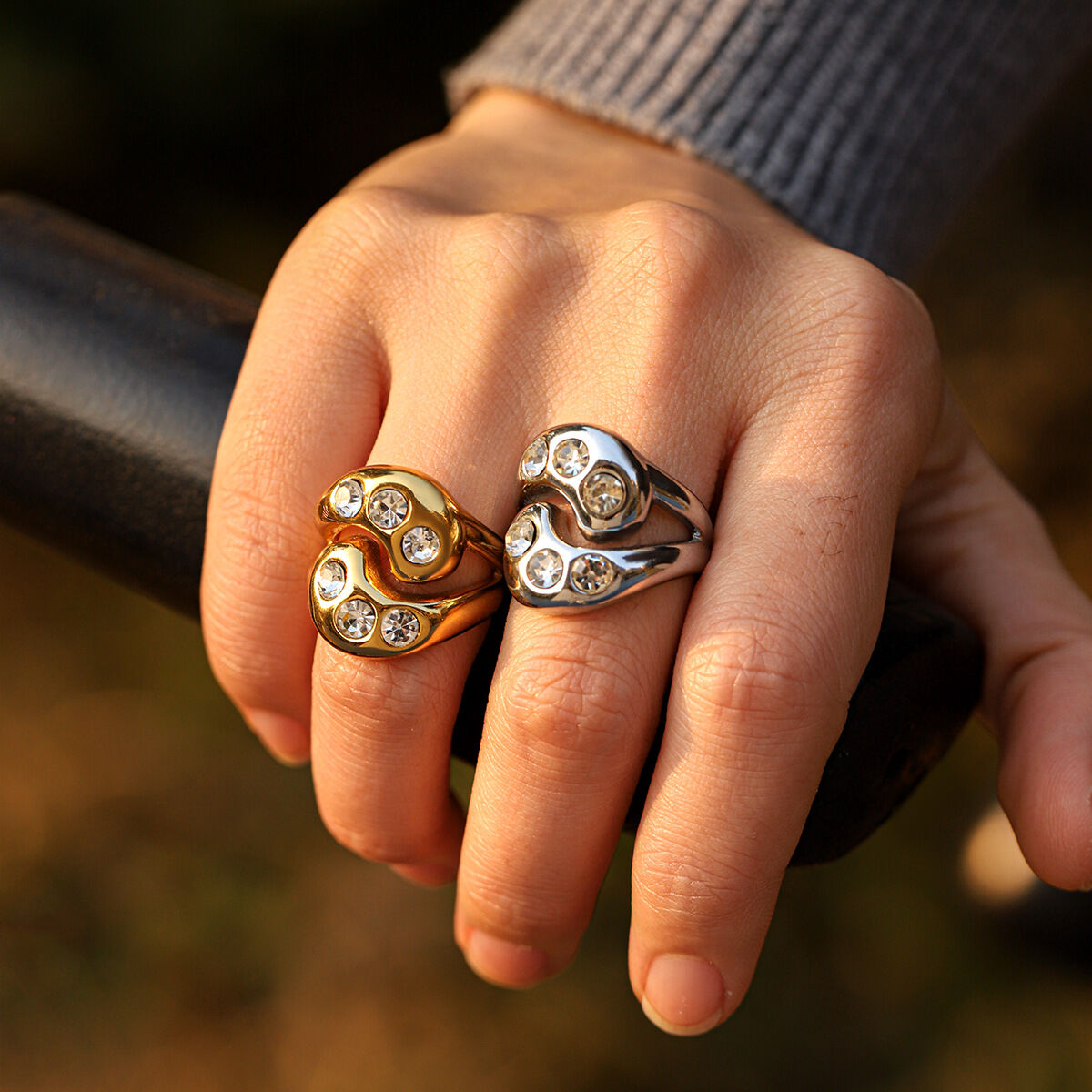 Anello a forma di goccia in acciaio inossidabile impermeabile color oro con zirconi 2