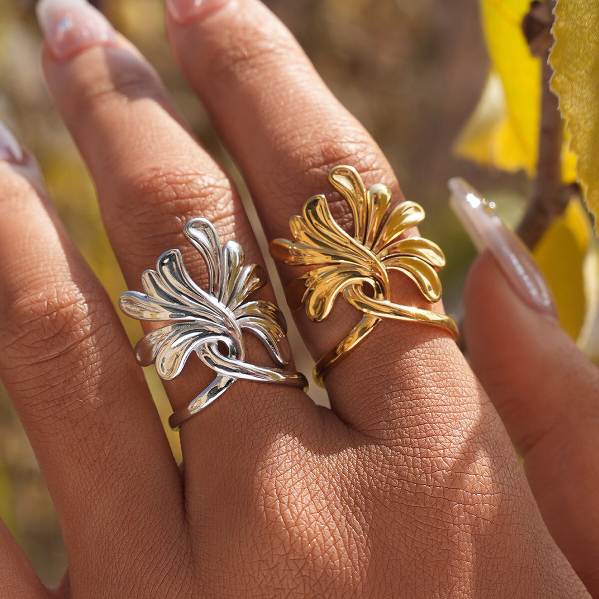 Anillos llamativos de acero inoxidable con diseño de flores diarias, resistentes al agua y a la decoloración, en color dorado.