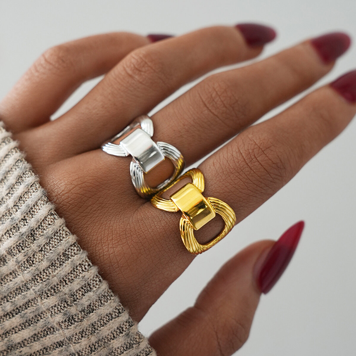 Anillos llamativos para mujer de acero inoxidable en colores combinados dorados y plateados, resistentes al agua.
