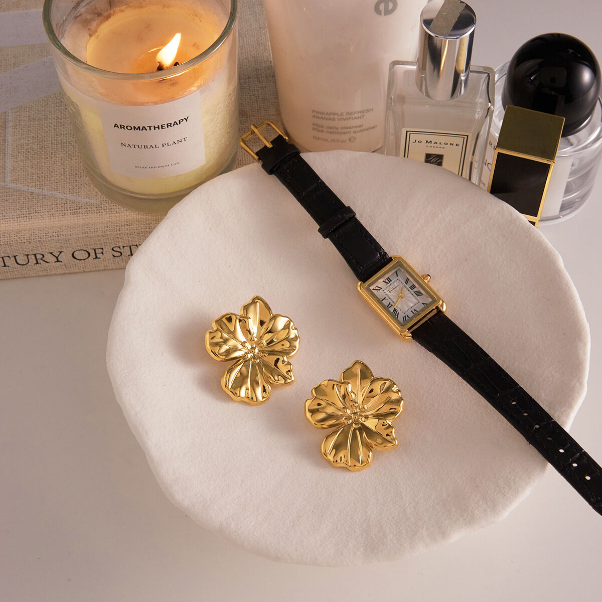 1 Paar elegante, wasserfeste Ohrstecker in Goldfarbe aus Edelstahl mit Blumenmuster für Damen