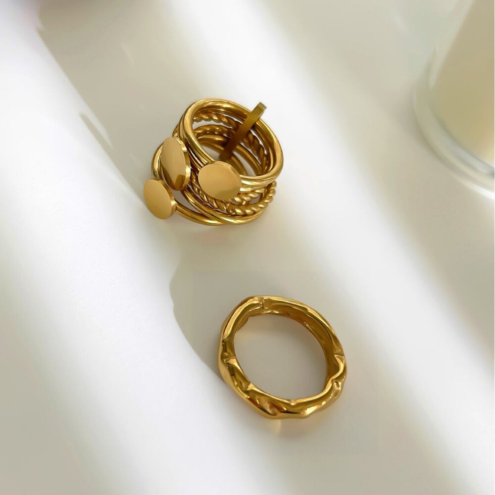 Anillo llamativo de acero inoxidable, color dorado, resistente al agua y con forma circular irregular de 1 pieza Imagen3