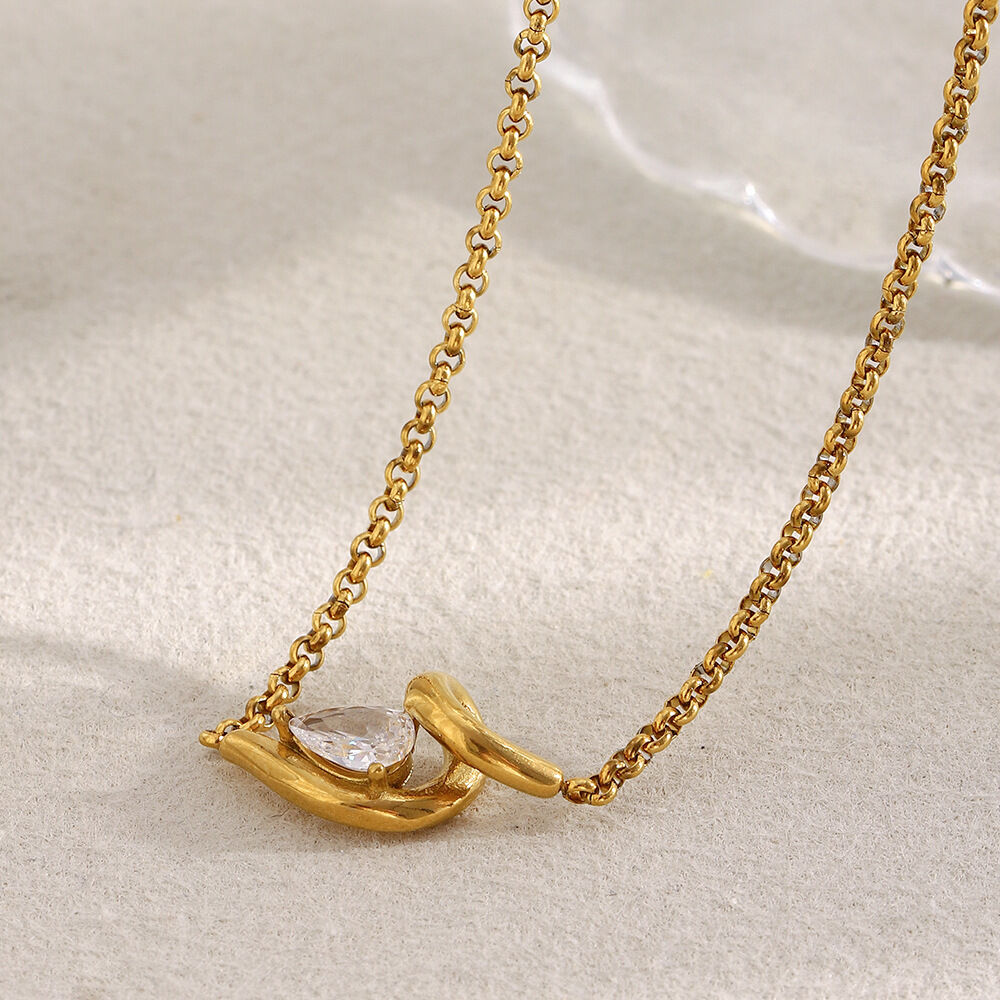 Schlichte, wasserdichte Halskette mit Zirkonia-Anhänger in Goldfarbe aus Edelstahl Bild4