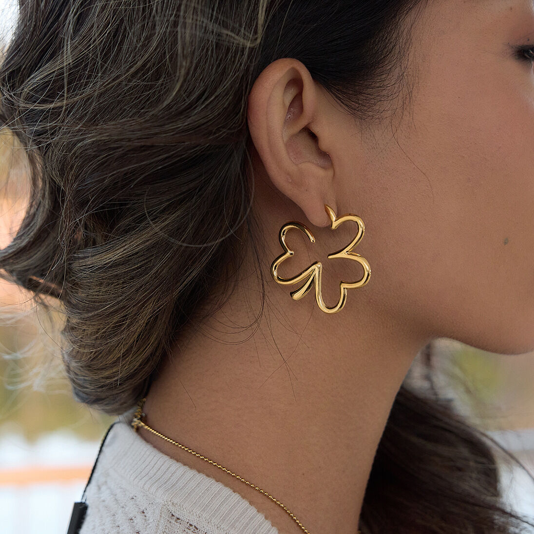 Ohrstecker für Damen in Goldfarbe, aus wasserfestem und anlaufgeschütztem Edelstahl mit Kleeblattmotiv. h5 Bild4