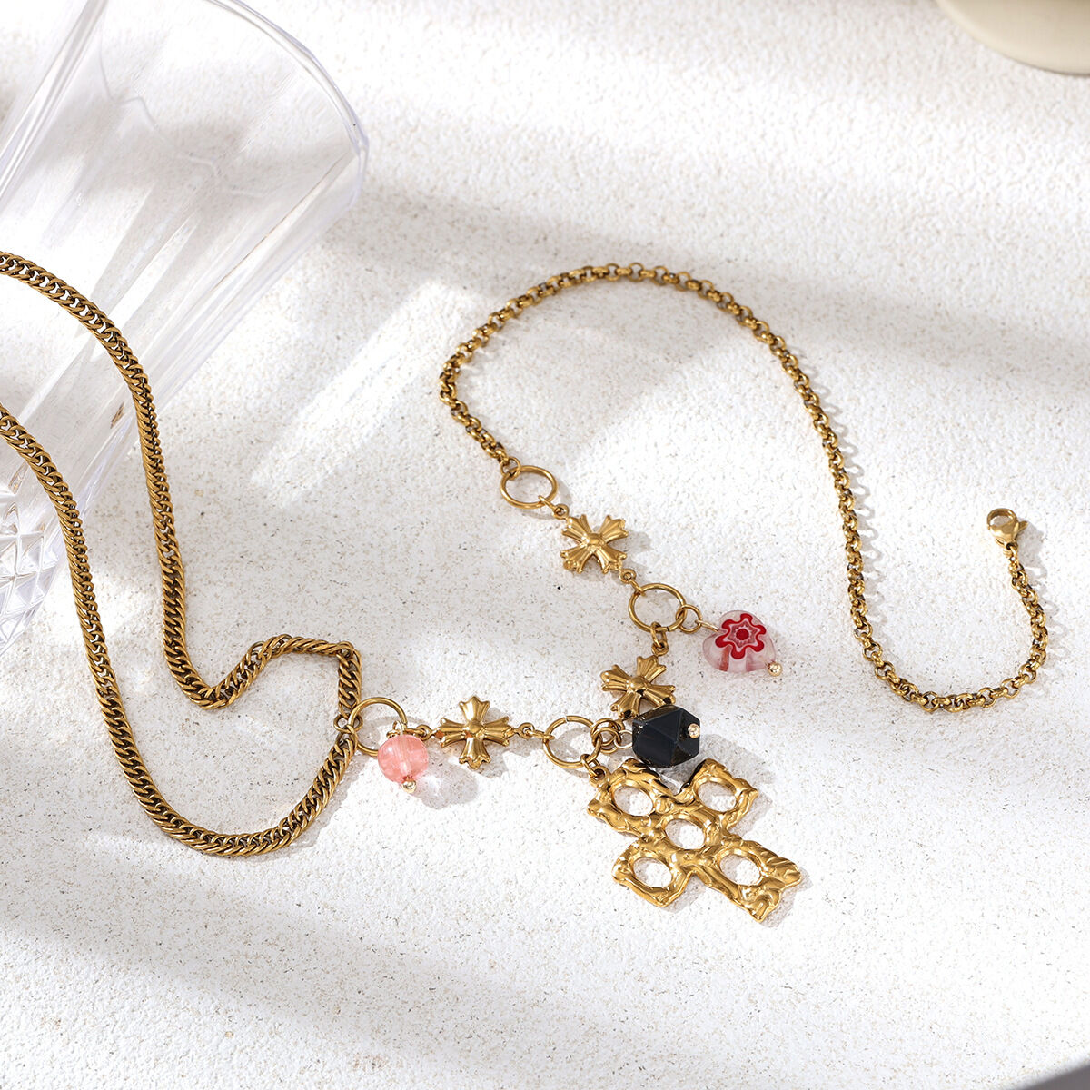 Collana con ciondolo a forma di croce in acciaio inossidabile impermeabile color oro Immagine2