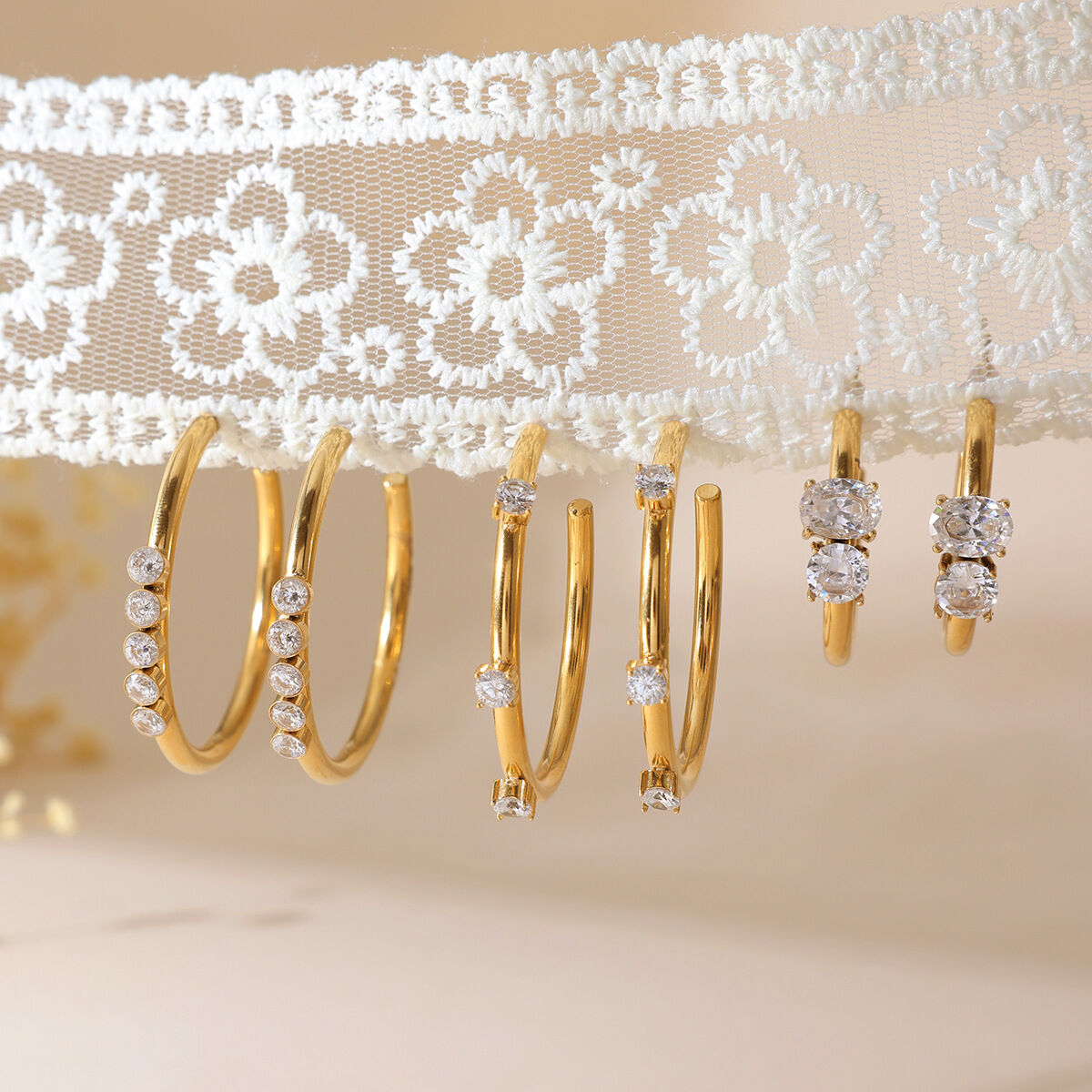 Glänzende, wasserdichte und anlaufgeschützte Edelstahl-Creolen mit Zirkonia in Goldfarbe für Damen