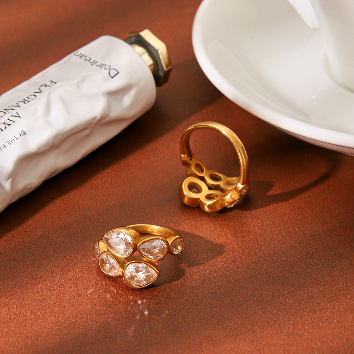 Elegante anello con pietra preziosa in zircone color oro impermeabile in acciaio inossidabile con cerchio a forma di cuore 2
