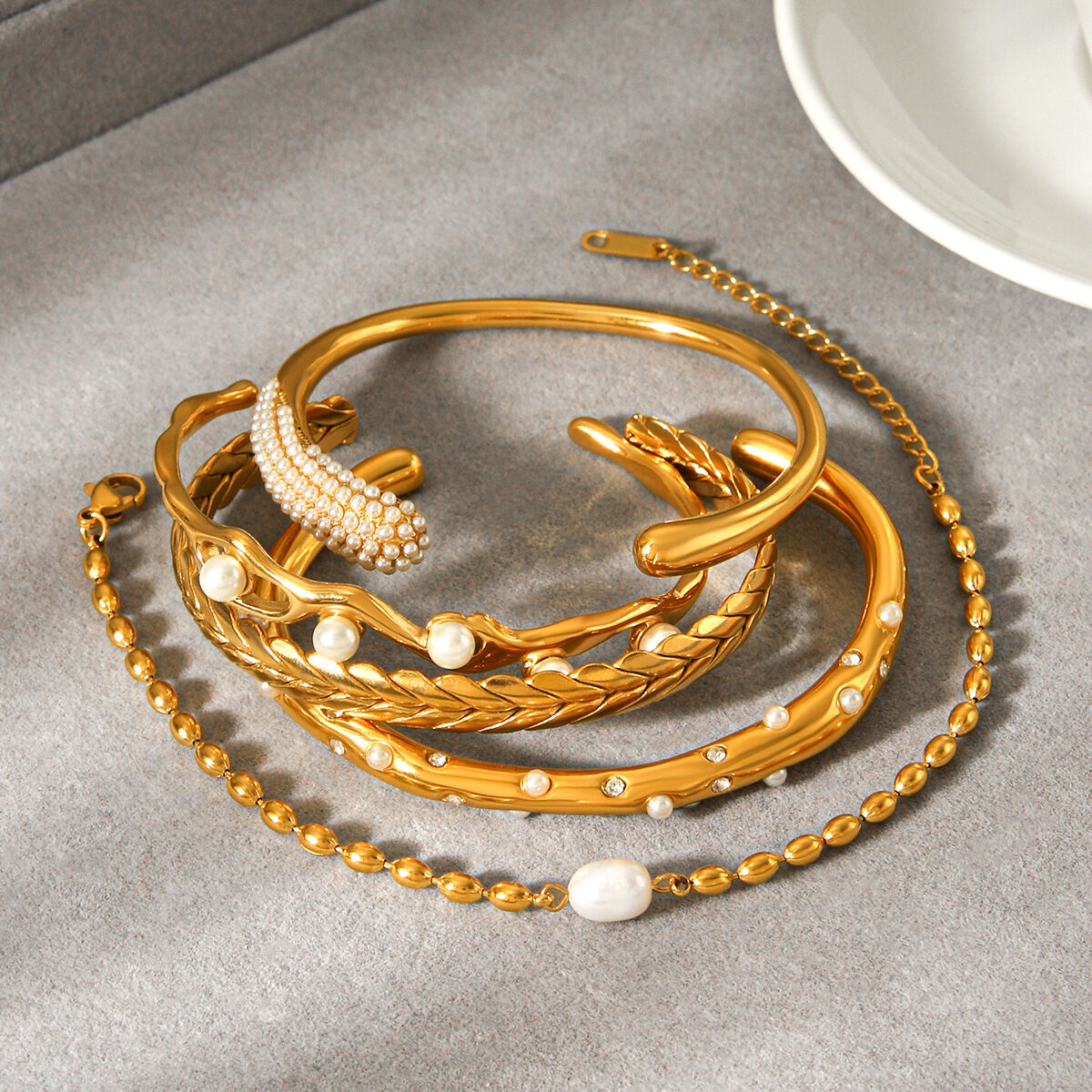 Eleganti braccialetti da donna in acciaio inossidabile impermeabile color oro con perle 2