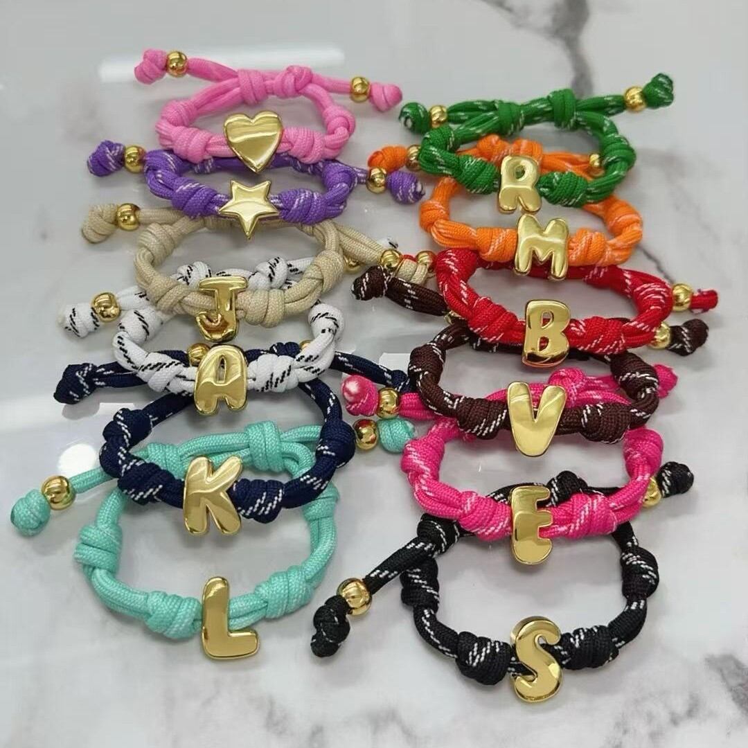 Stilvolle DIY-Armbänder aus Messing mit Buchstabenmotiv zum Selbermachen h5Bild2