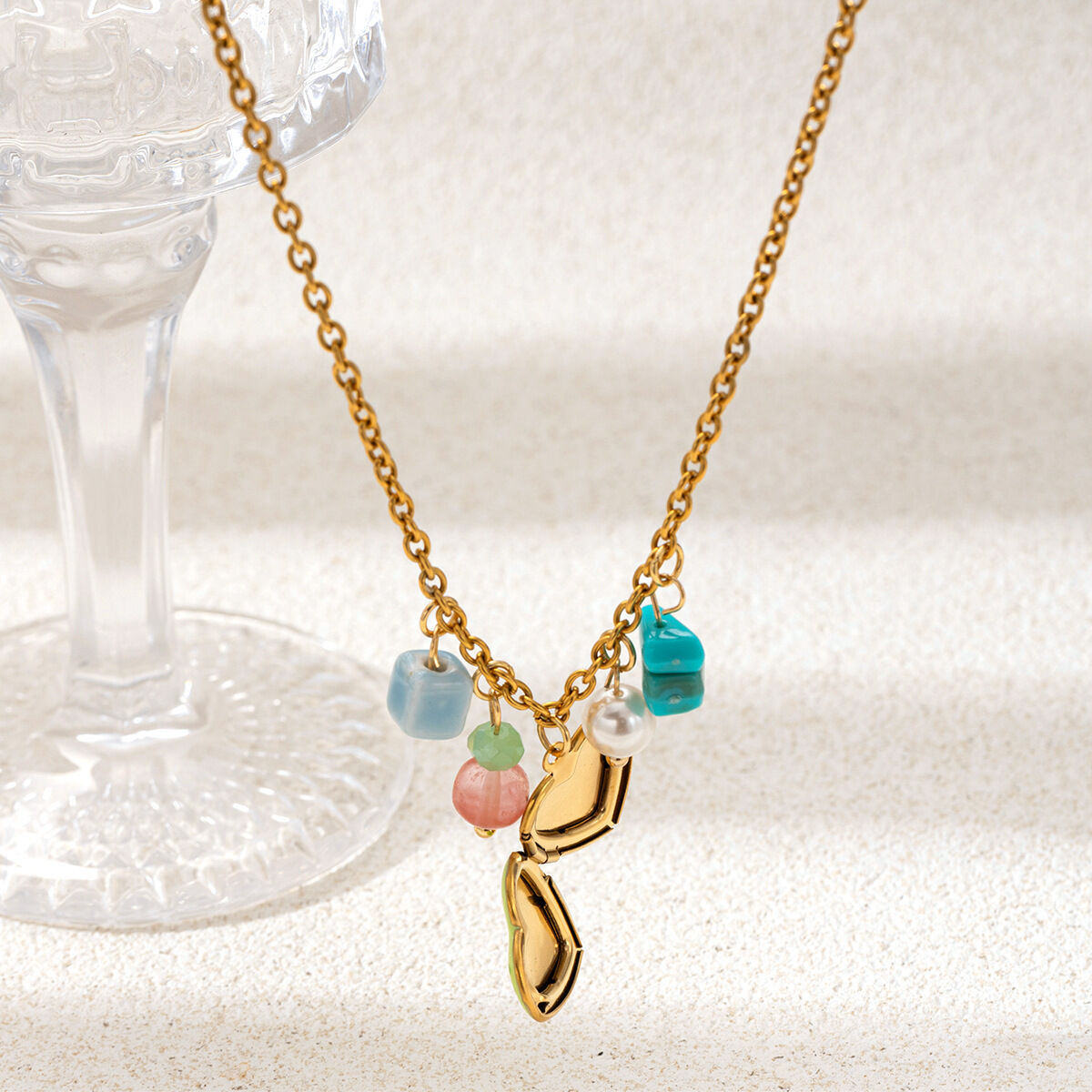 Collana con ciondolo a forma di cuore in acciaio inossidabile impermeabile color oro Immagine2