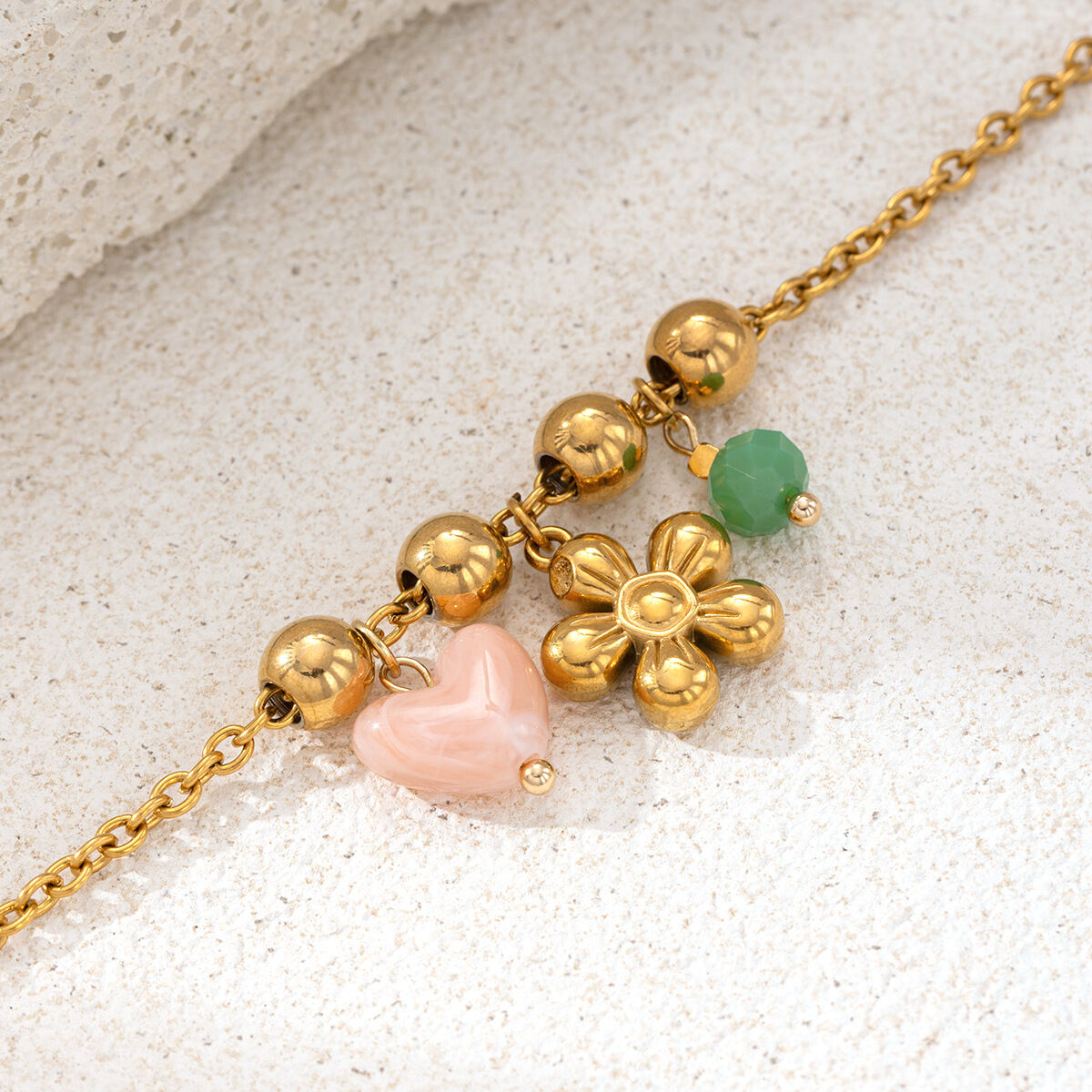 Collana con ciondolo a forma di fiore in acciaio inossidabile impermeabile color oro Immagine3