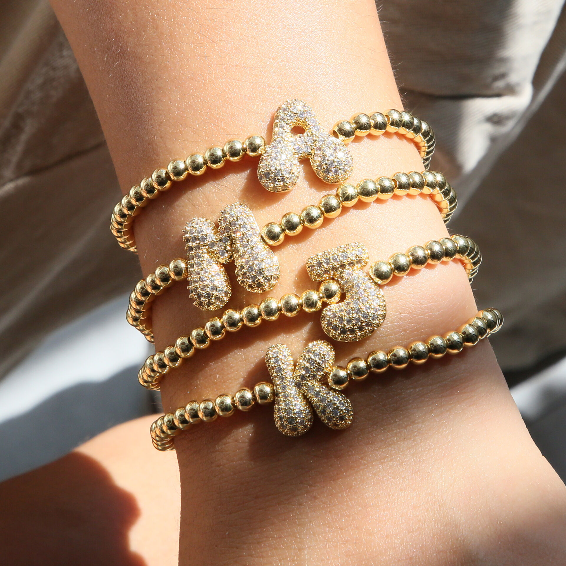 Bracelets à breloques en cuivre pour femmes, ornés de perles en forme de lettres.