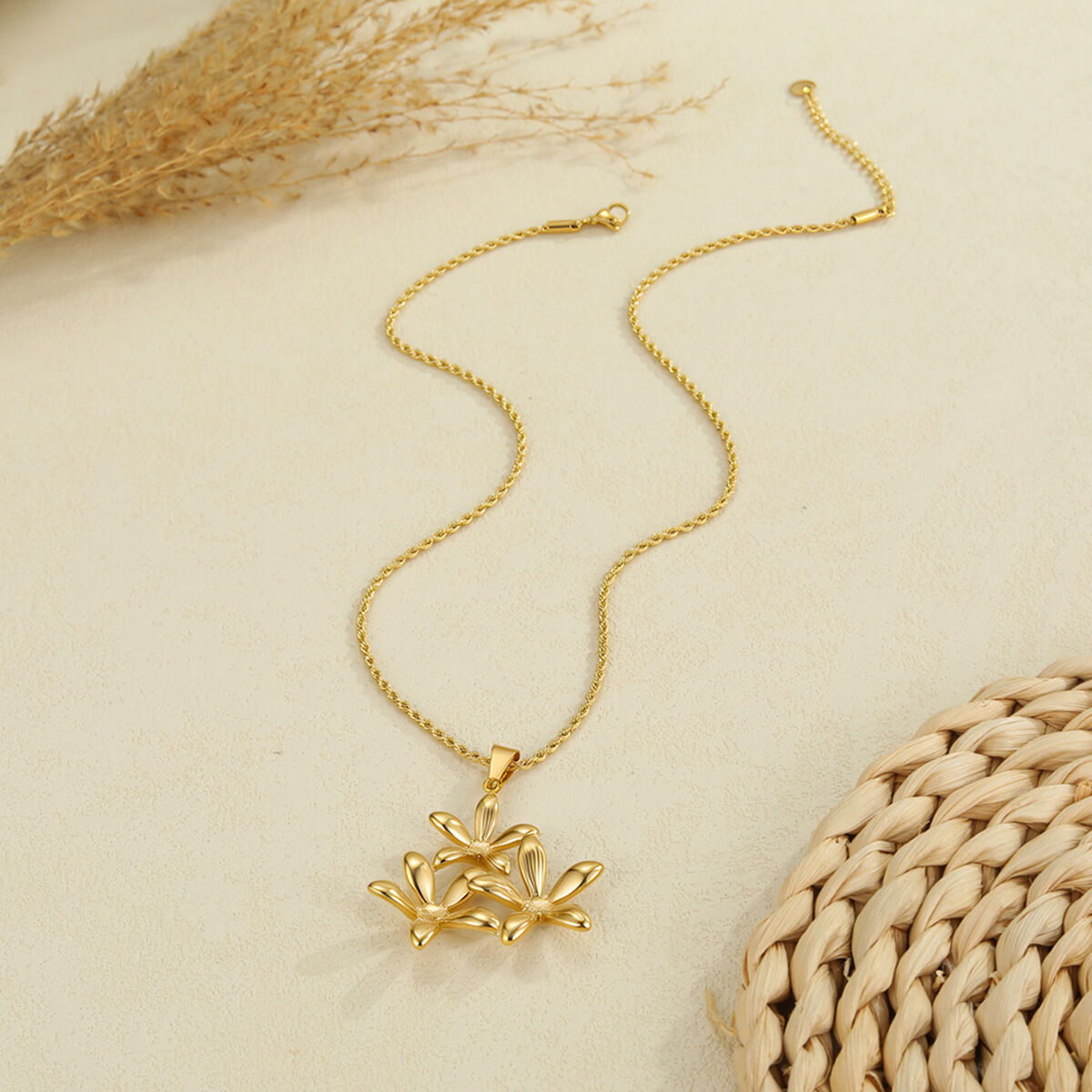 Luxurious Series Daily Flower Irregular Shape Stainless Steel Waterproof 18K  Gold  Women's Pendant Necklaces Picture3