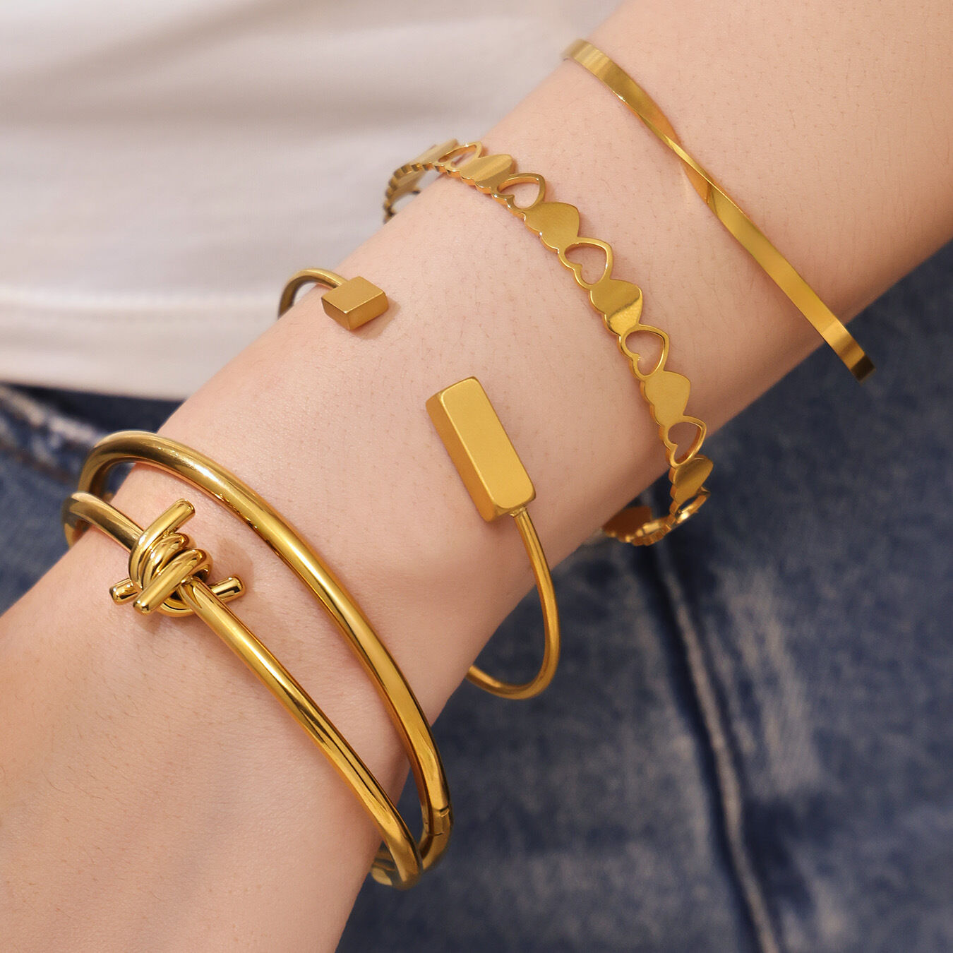 Elegante, unregelmäßig geformte, wasserdichte und anlaufgeschützte Armreifen aus Edelstahl in Goldfarbe für Damen h5 Bild2