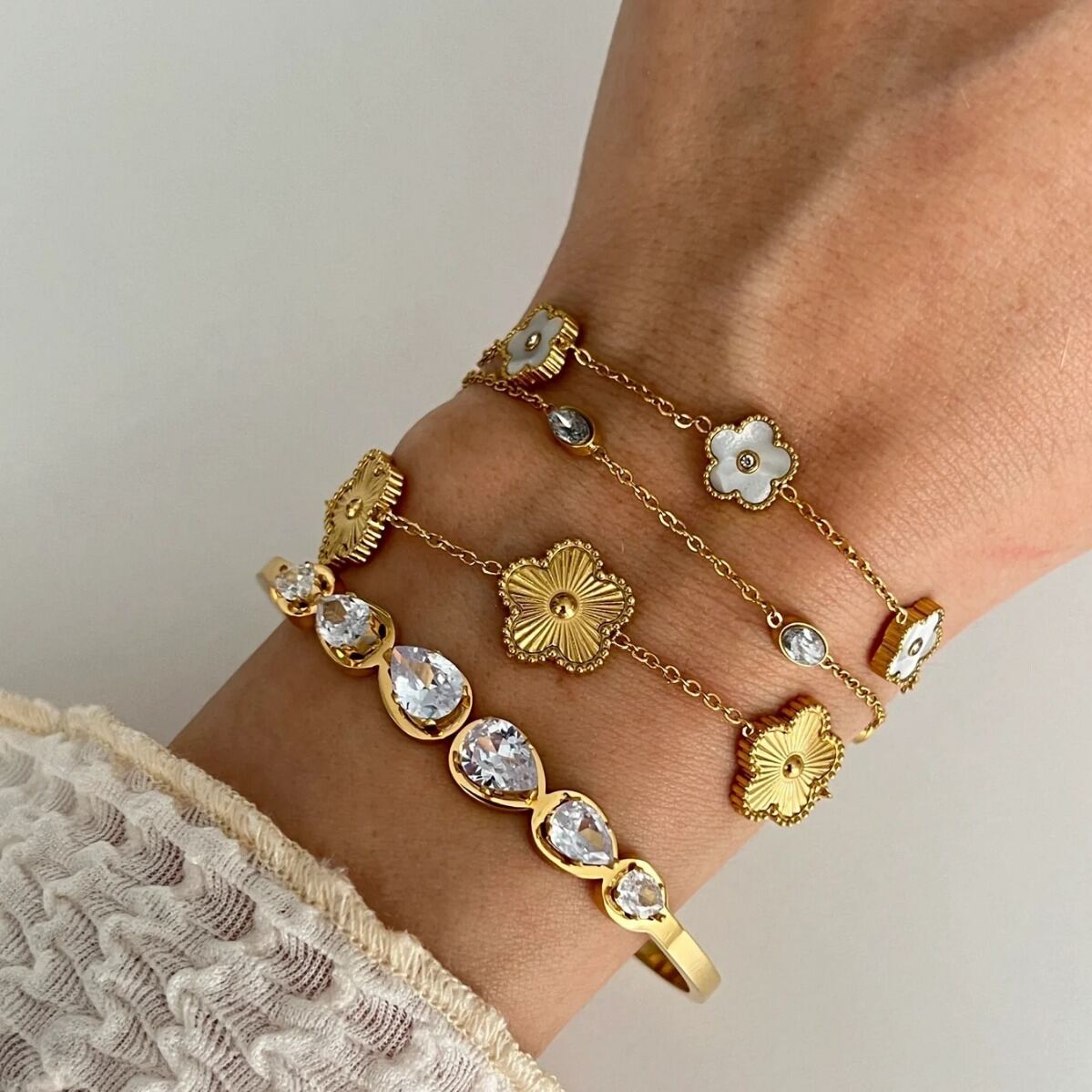 Bracciale in acciaio inossidabile impermeabile a forma di fiore color oro con strass