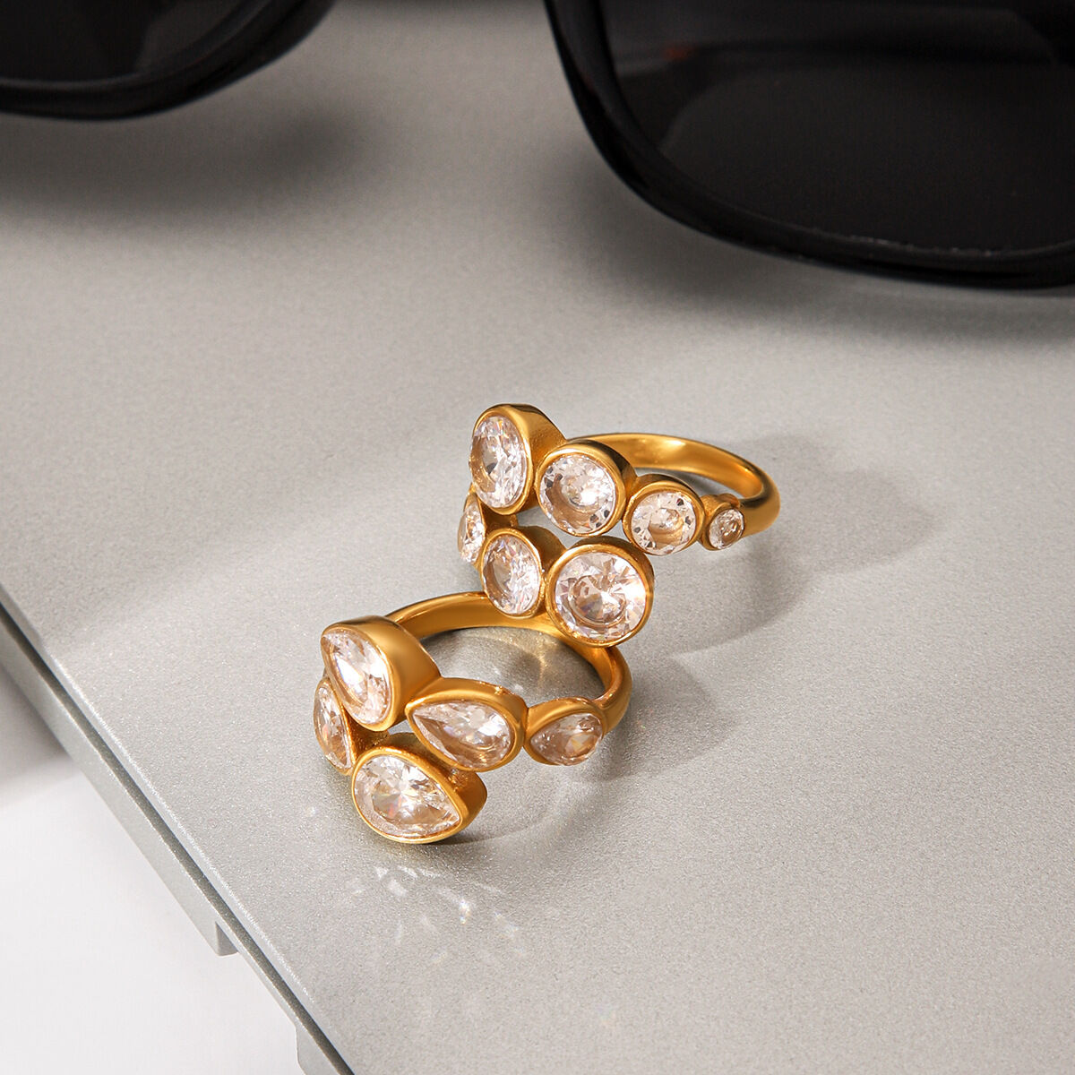 Elegante anello con pietra preziosa in zircone color oro impermeabile in acciaio inossidabile con cerchio a forma di cuore