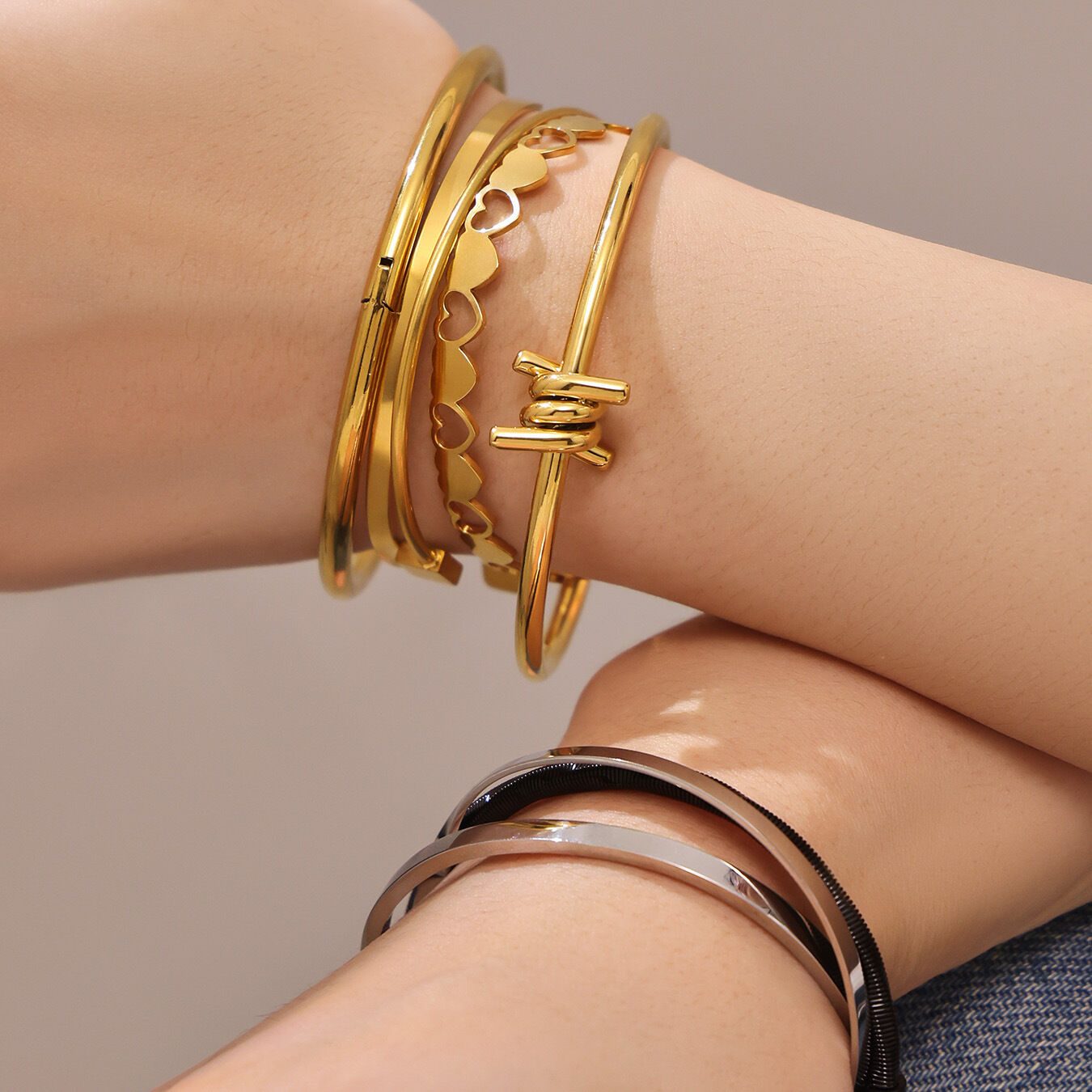 Elegante, unregelmäßig geformte, wasserdichte und anlaufgeschützte Armreifen aus Edelstahl in Goldfarbe für Damen h5 Bild4
