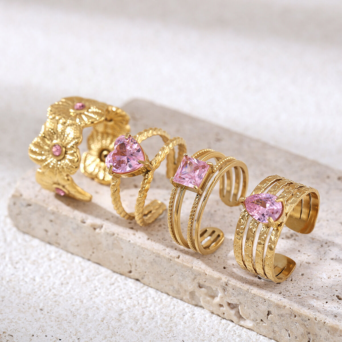 Bague en acier inoxydable étanche couleur or avec pierre précieuse en zircon et motif floral en forme de cœur 2