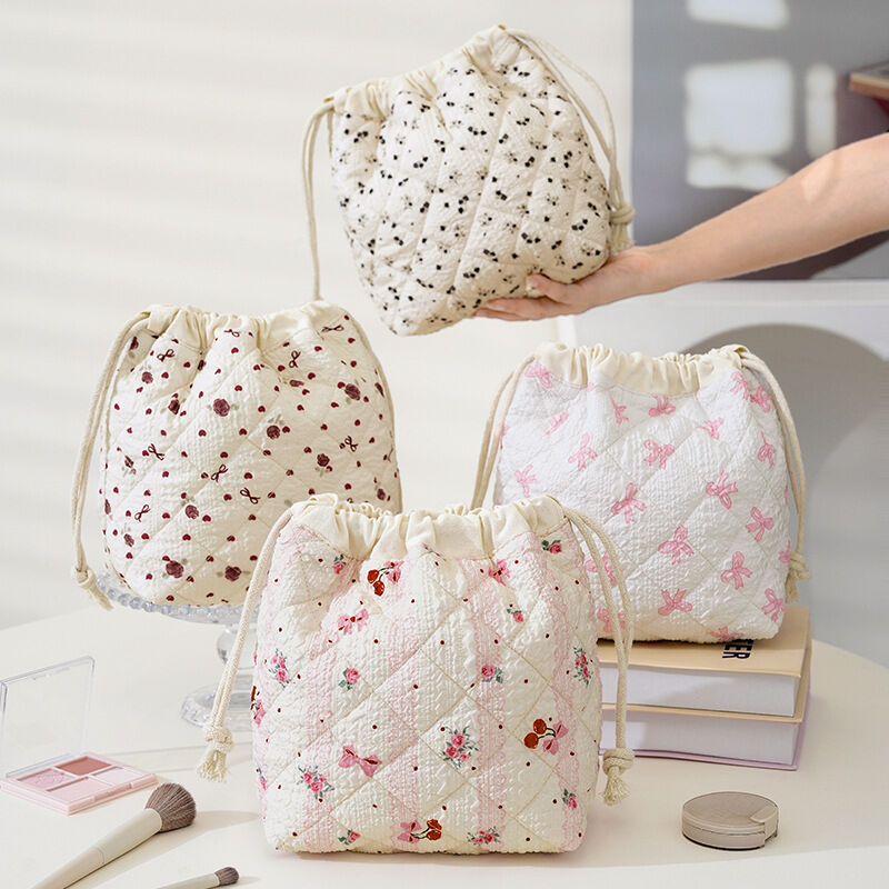 Make-uptasje met schattige bloemenbandsluiting 2