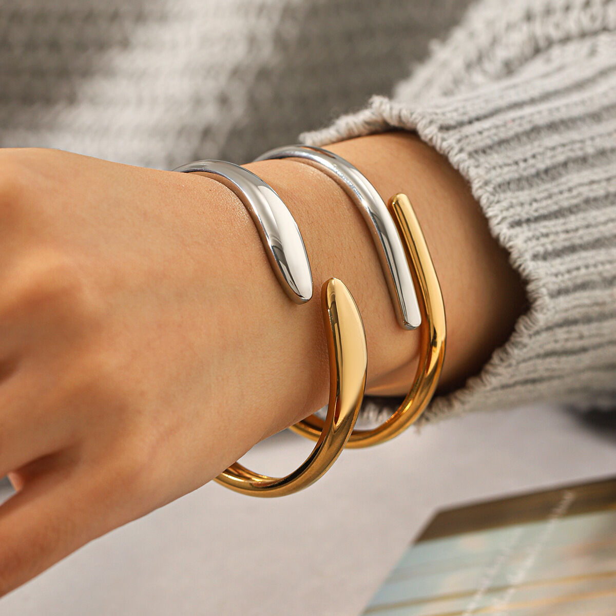 Pulseras minimalistas de acero inoxidable en colores dorado y plateado combinados, resistentes al agua y al deslustre para mujer.