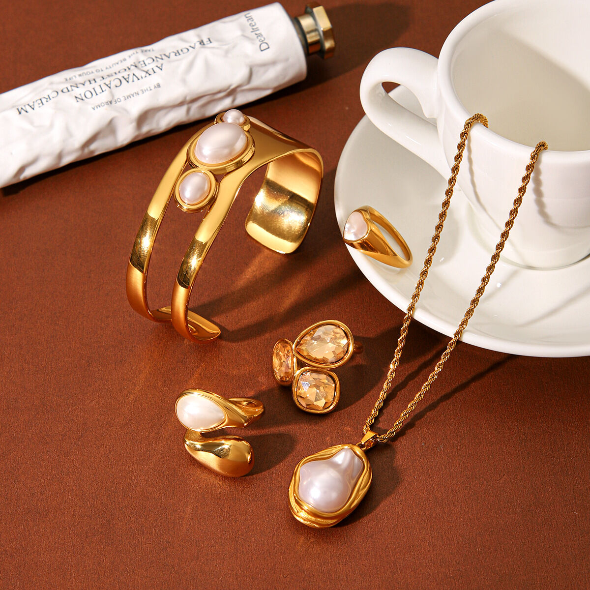 Set di gioielli retrò in acciaio inossidabile impermeabile color oro con perle